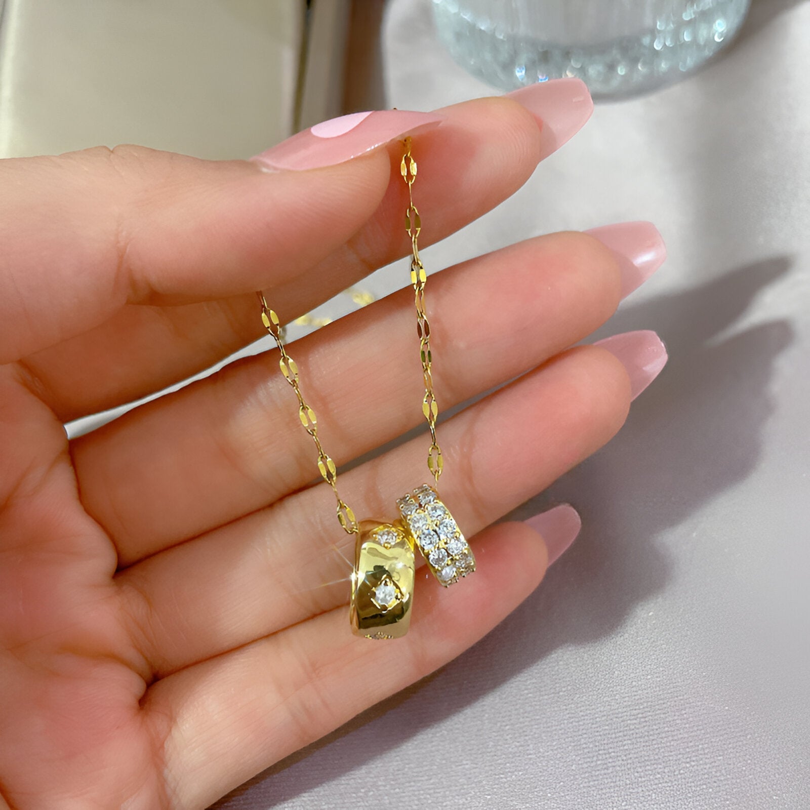 Collier pendentif anneaux luxe, doré, strass brillants pour femme, modèle Valtina