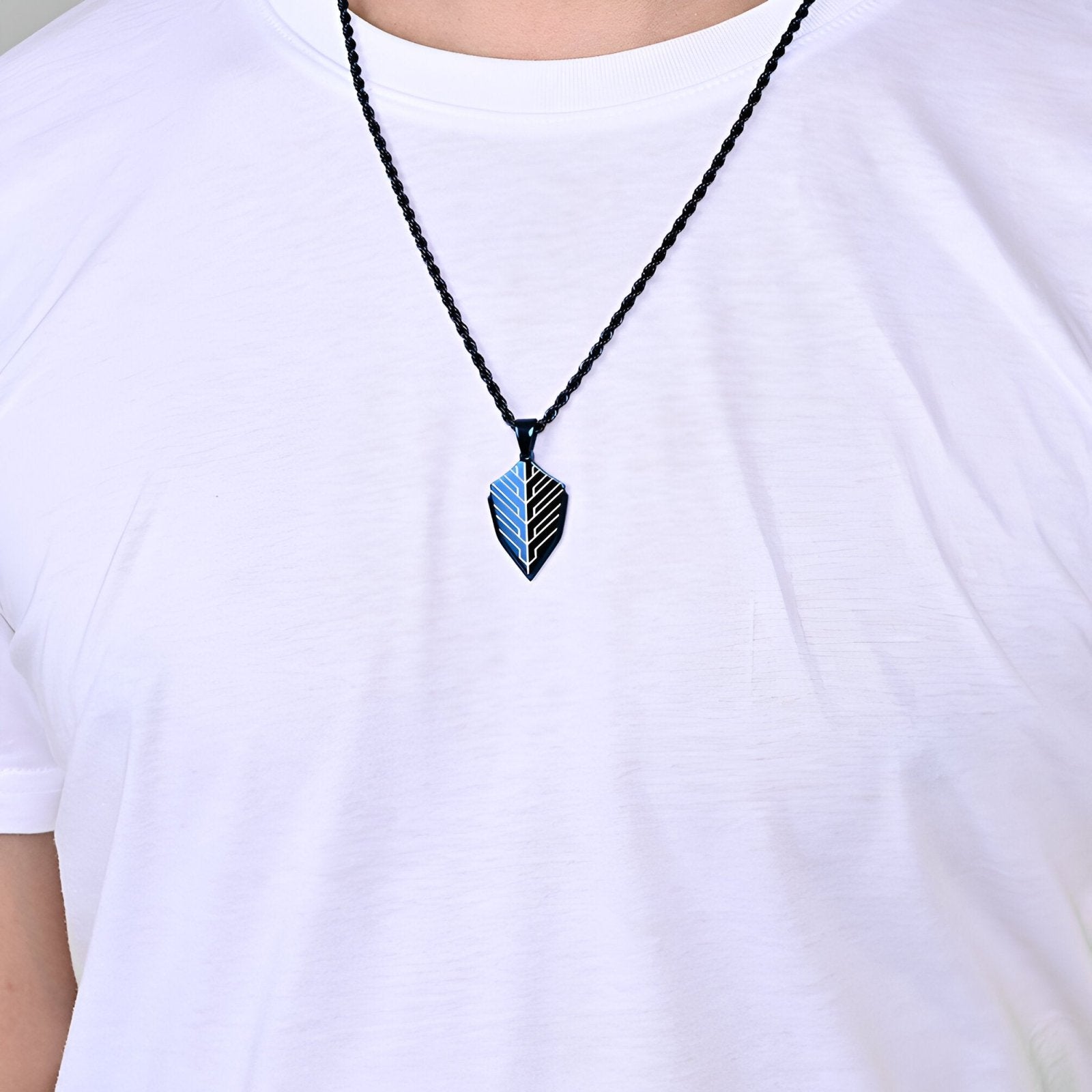 Collier pendentif bouclier homme, acier inoxydable bleu ou noir, style urbain, modèle Falcon
