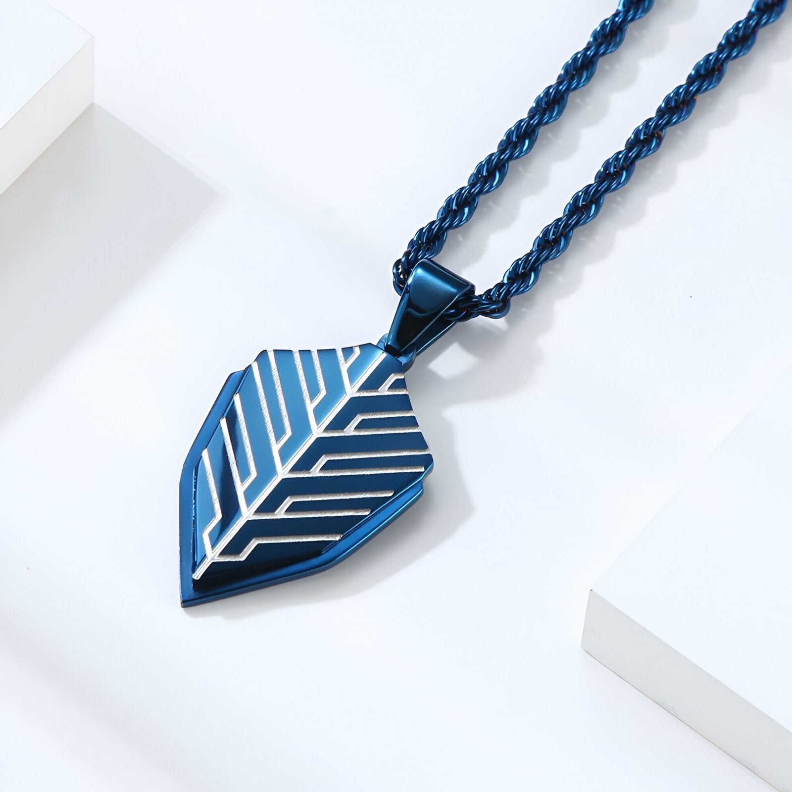 Collier pendentif bouclier homme, acier inoxydable bleu ou noir, style urbain, modèle Falcon