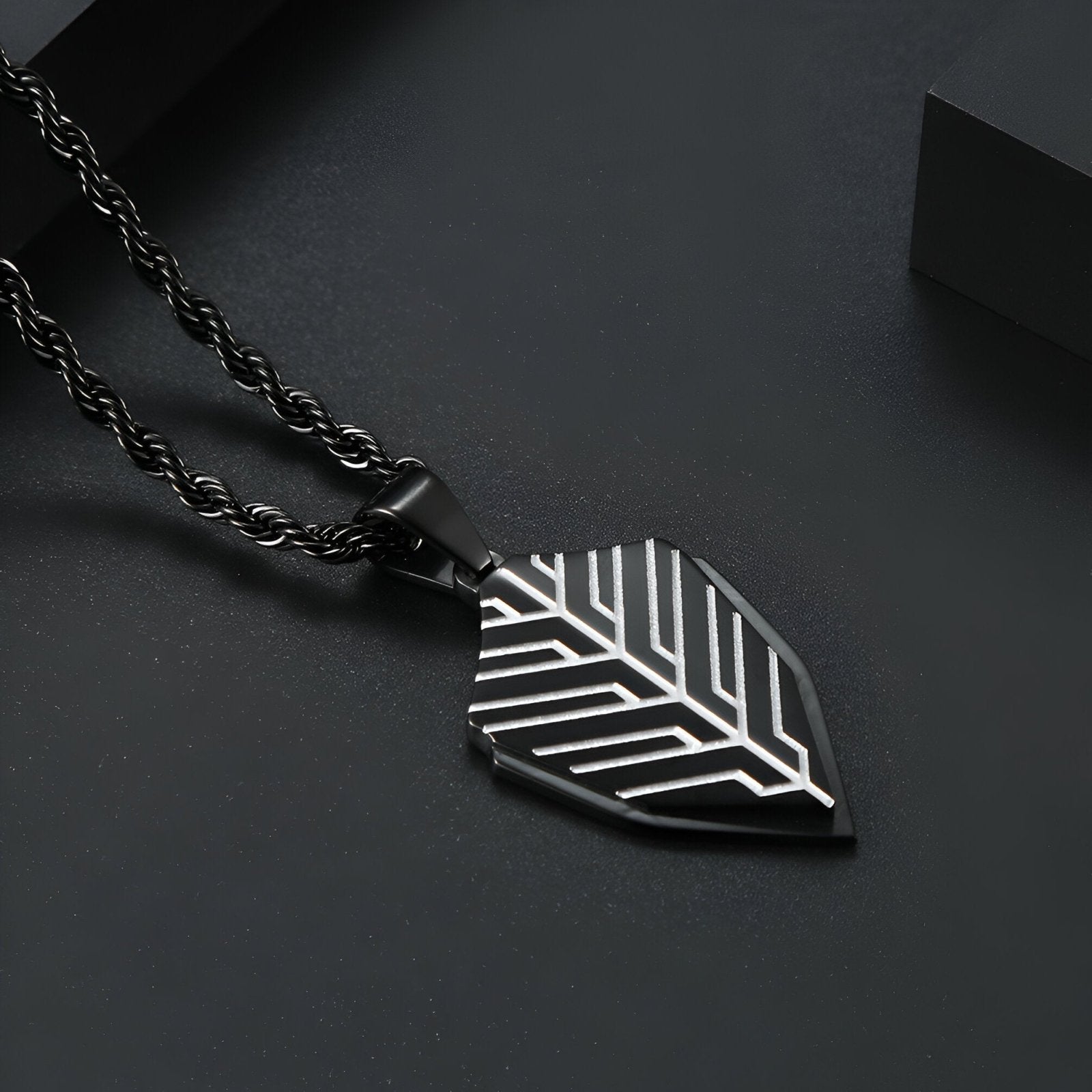 Collier pendentif bouclier homme, acier inoxydable bleu ou noir, style urbain, modèle Falcon
