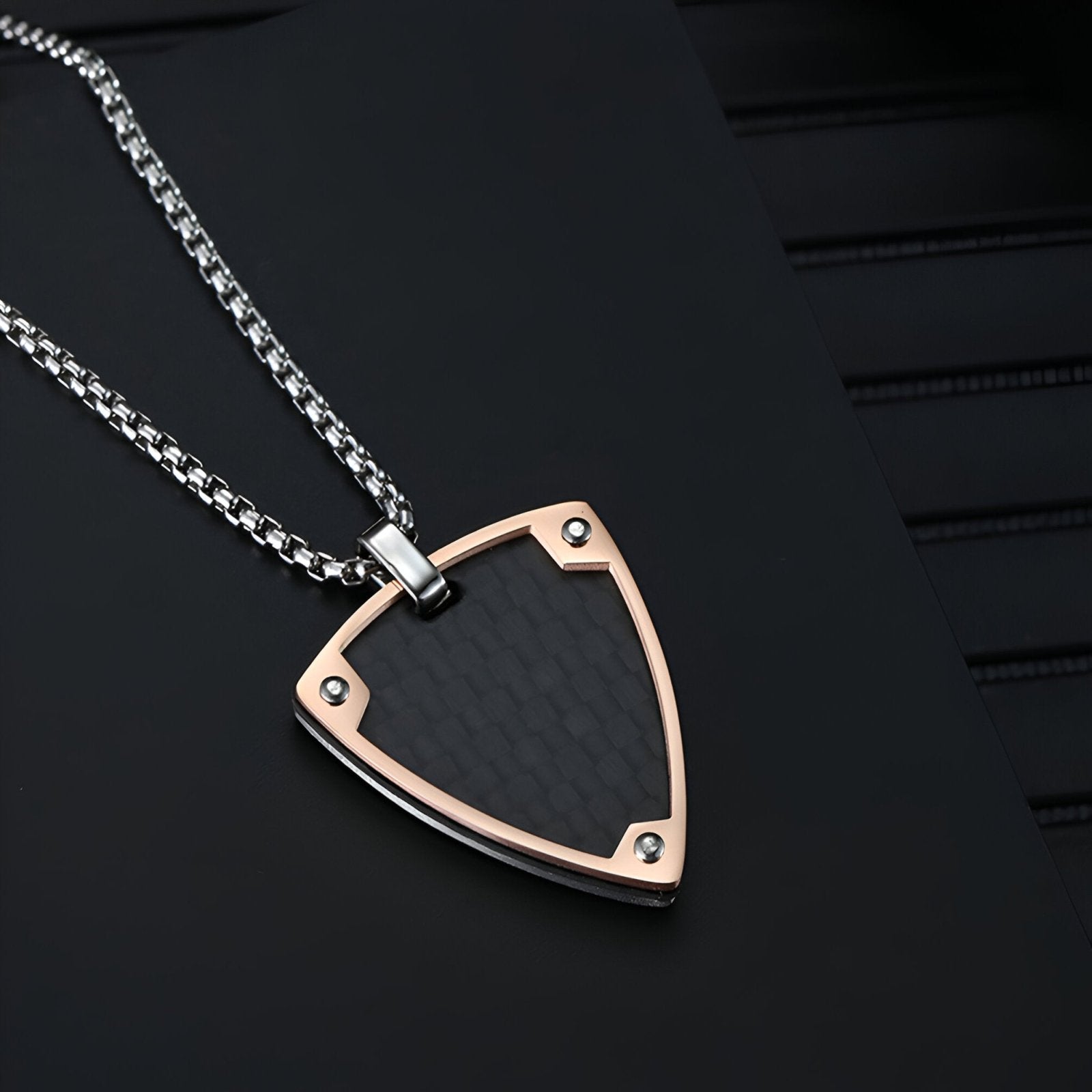 Collier pendentif bouclier noir, acier inoxydable et fibre de carbone, pour homme, modèle Major