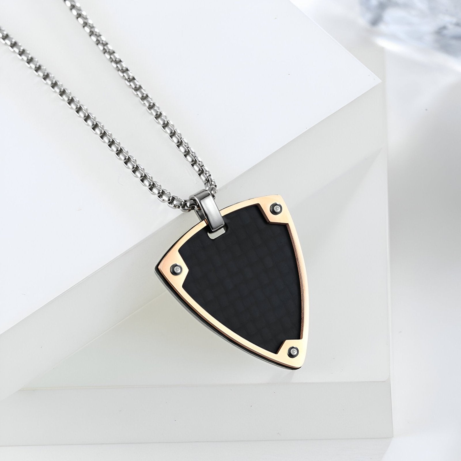 Collier pendentif bouclier noir, acier inoxydable et fibre de carbone, pour homme, modèle Major