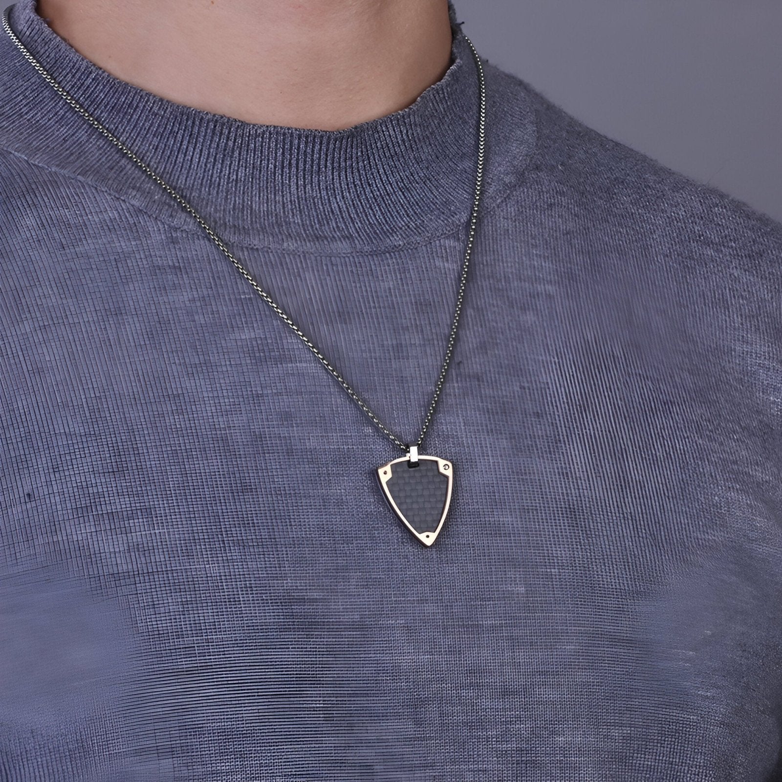 Collier pendentif bouclier noir, acier inoxydable et fibre de carbone, pour homme, modèle Major