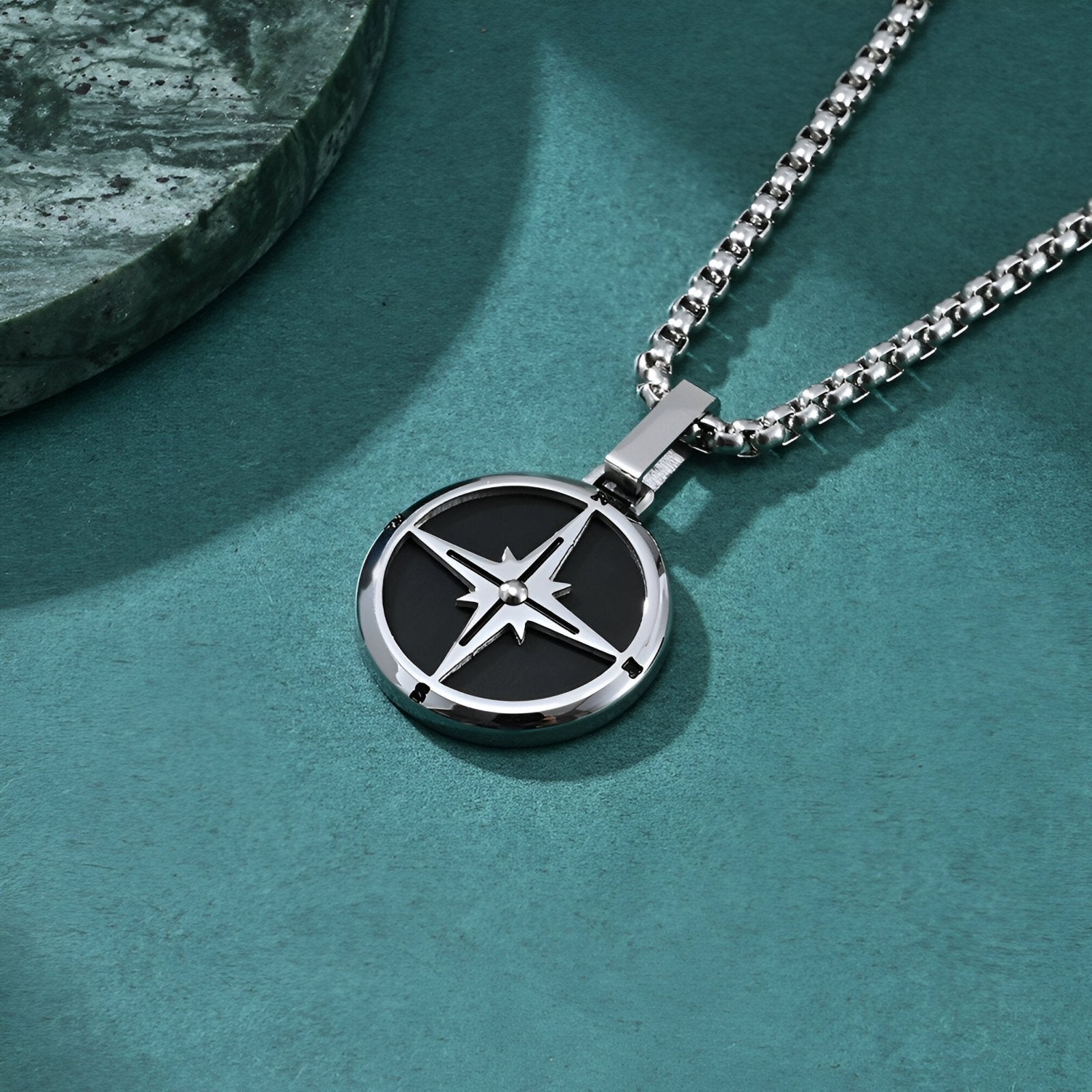 Collier pendentif boussole, en acier poli inoxydable bicolore, modèle Nautilus