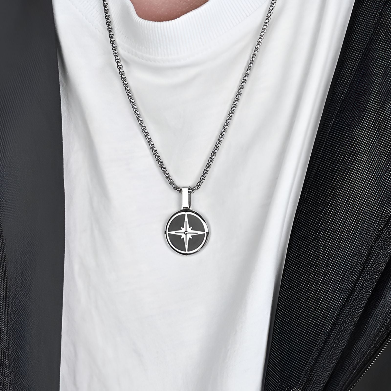 Collier pendentif boussole, en acier poli inoxydable bicolore, modèle Nautilus
