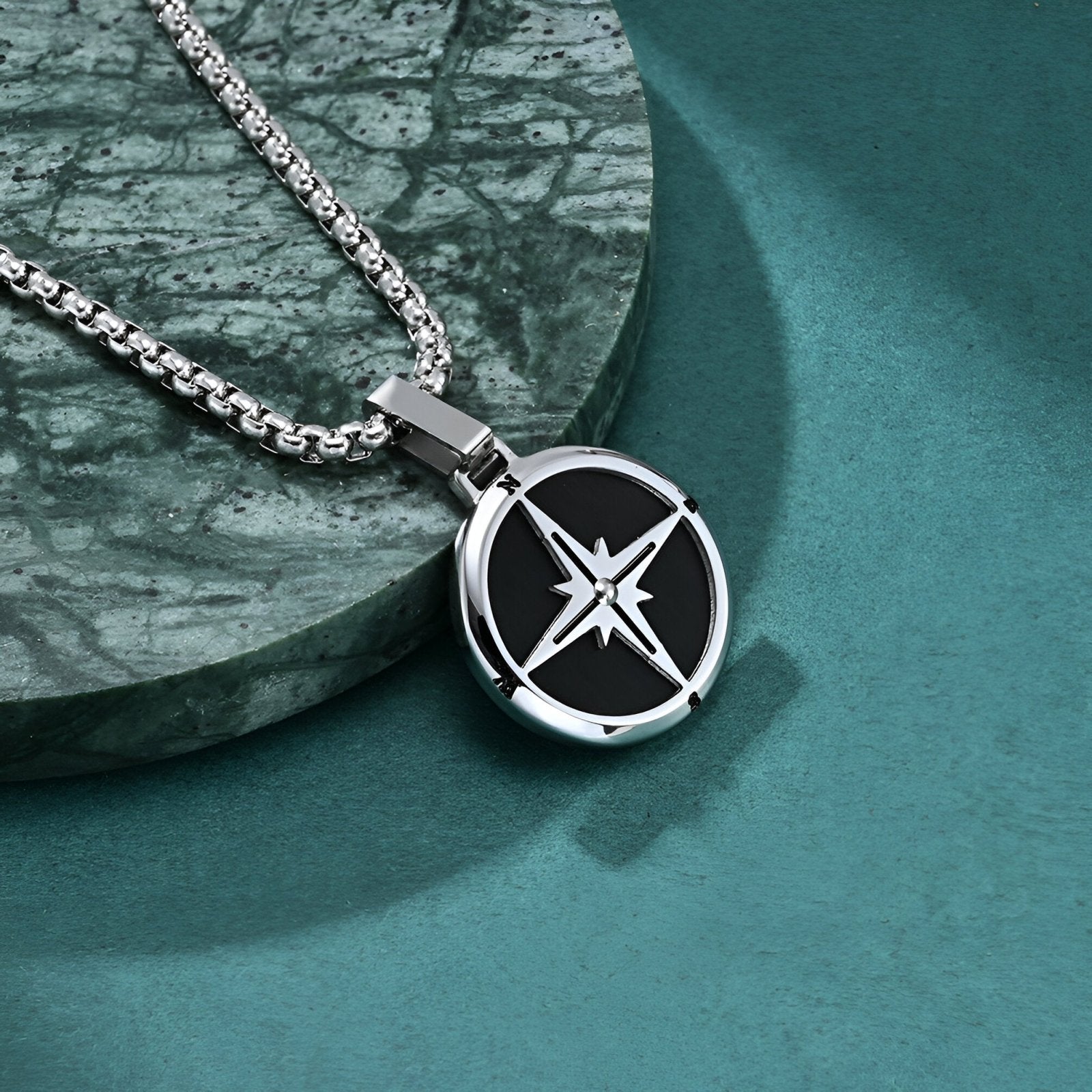 Collier pendentif boussole, en acier poli inoxydable bicolore, modèle Nautilus