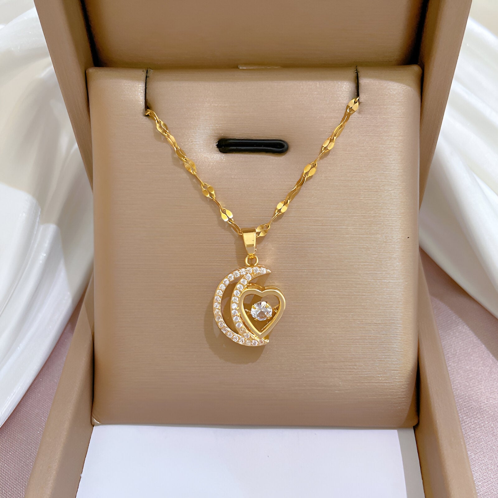 Collier pendentif cœur et lune, en titane doré, pendentif strass, modèle Sohana
