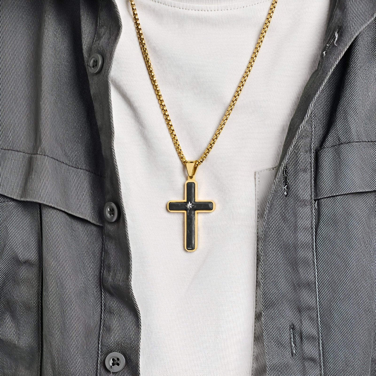 Collier pendentif croix en fibre de carbone et acier, style streetwear moderne, modèle Dante