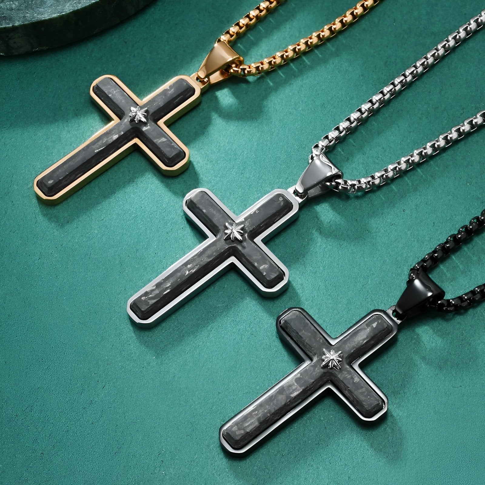 Collier pendentif croix en fibre de carbone et acier, style streetwear moderne, modèle Dante