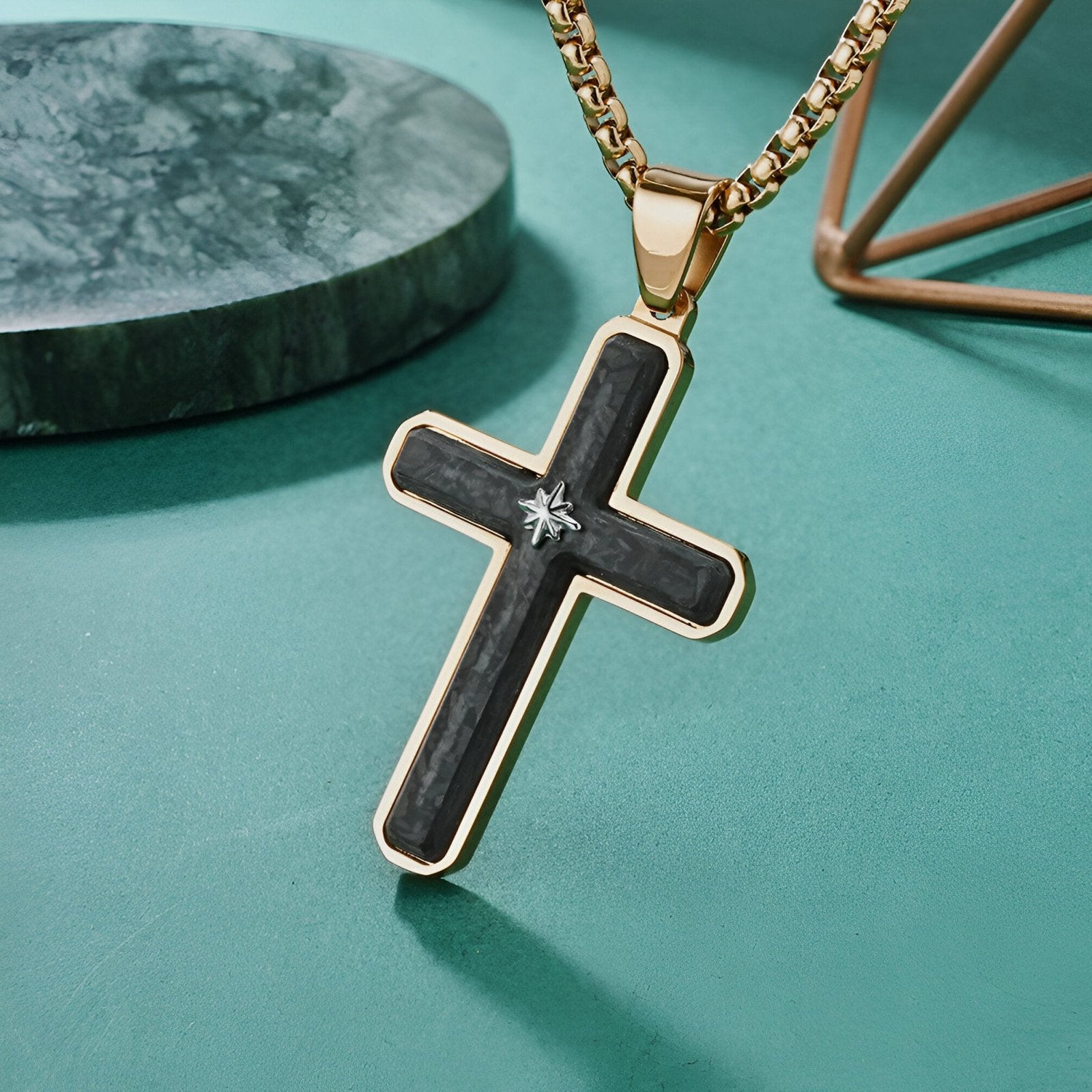 Collier pendentif croix en fibre de carbone et acier, style streetwear moderne, modèle Dante