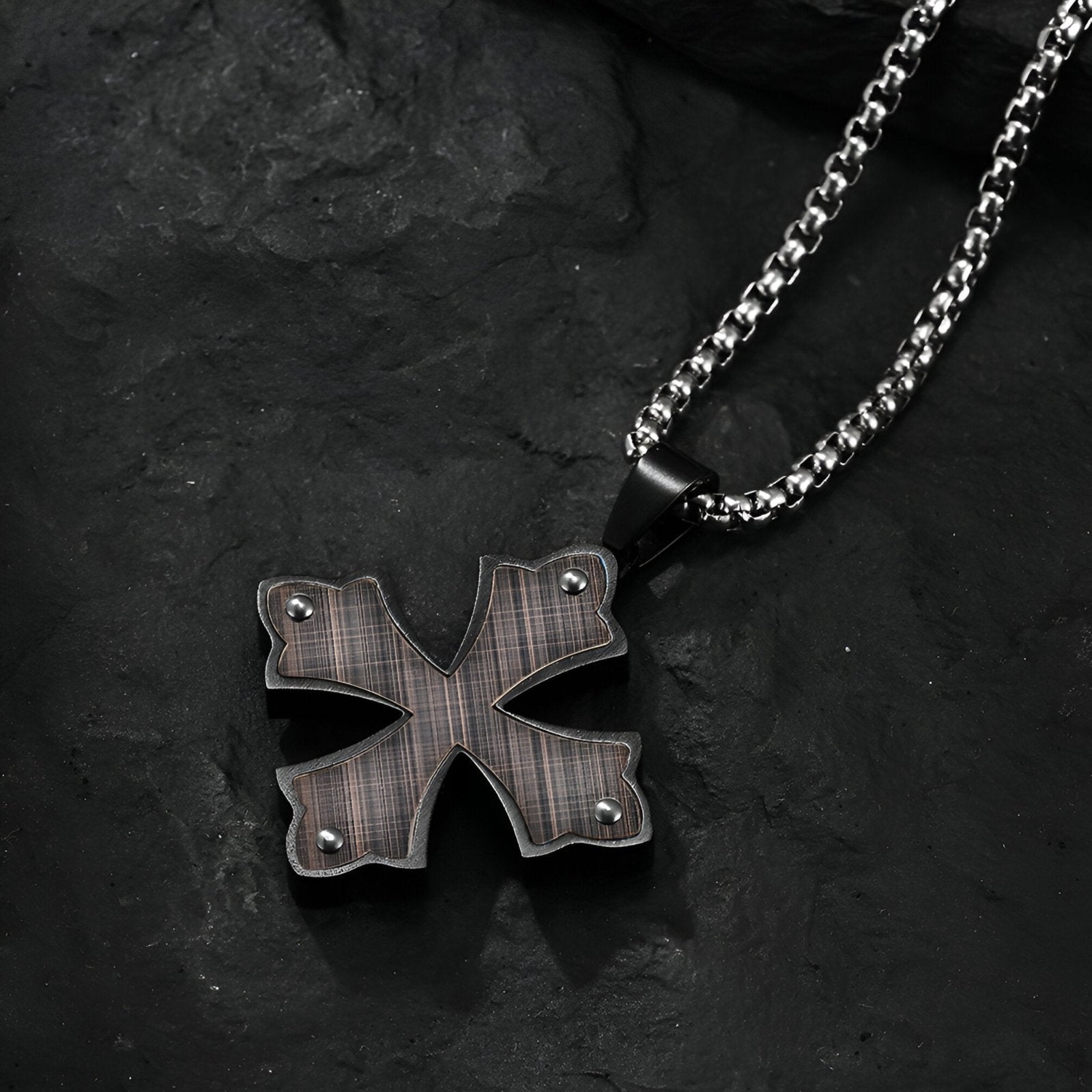 Collier pendentif croix pattée médiévale, acier inoxydable brossé, chaîne vénitienne, modèle Kael