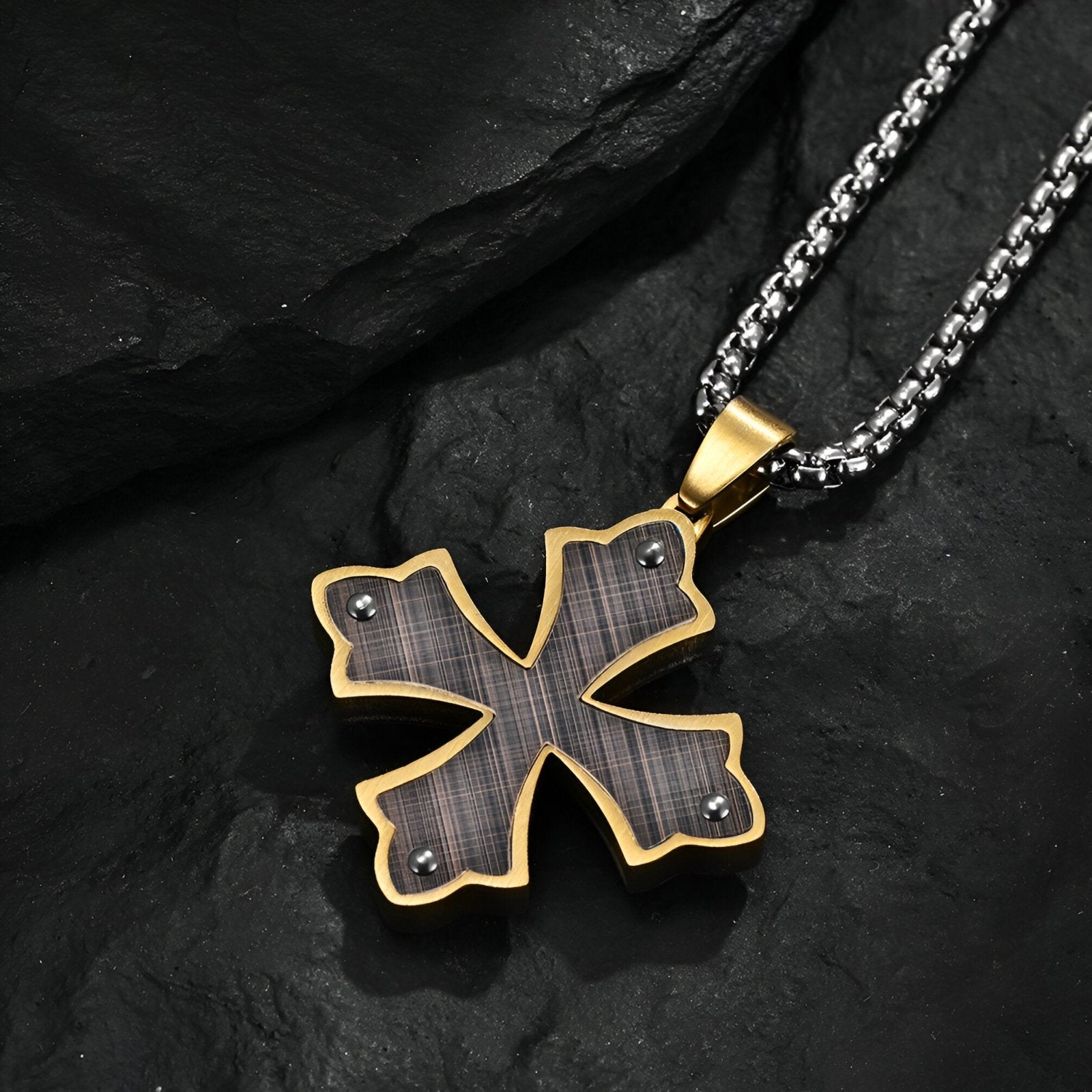 Collier pendentif croix pattée médiévale, acier inoxydable brossé, chaîne vénitienne, modèle Kael