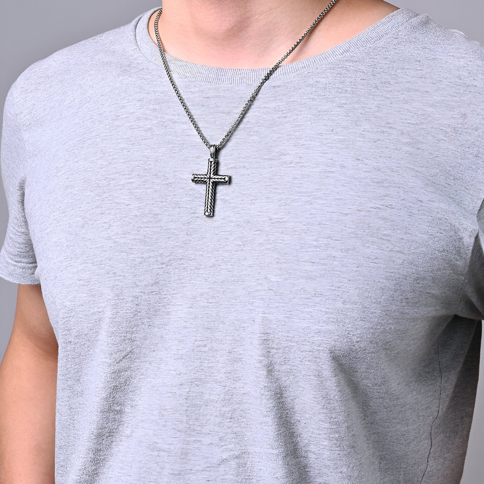Collier pendentif croix sculptée, acier vieilli, modèle Levi