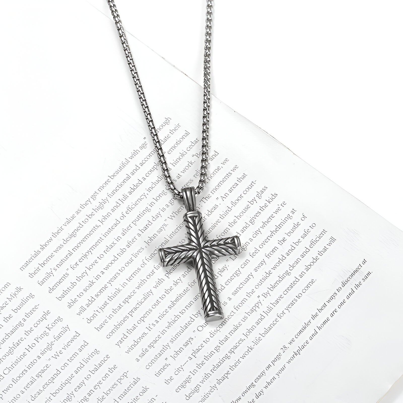 Collier pendentif croix sculptée, acier vieilli, modèle Levi