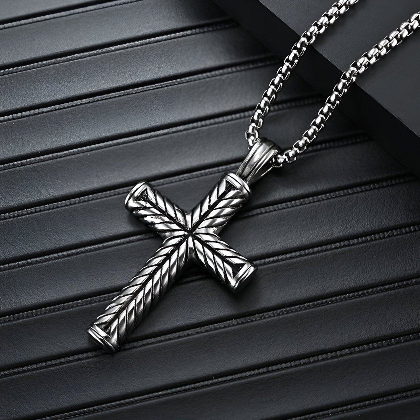 Collier pendentif croix sculptée, acier vieilli, modèle Levi