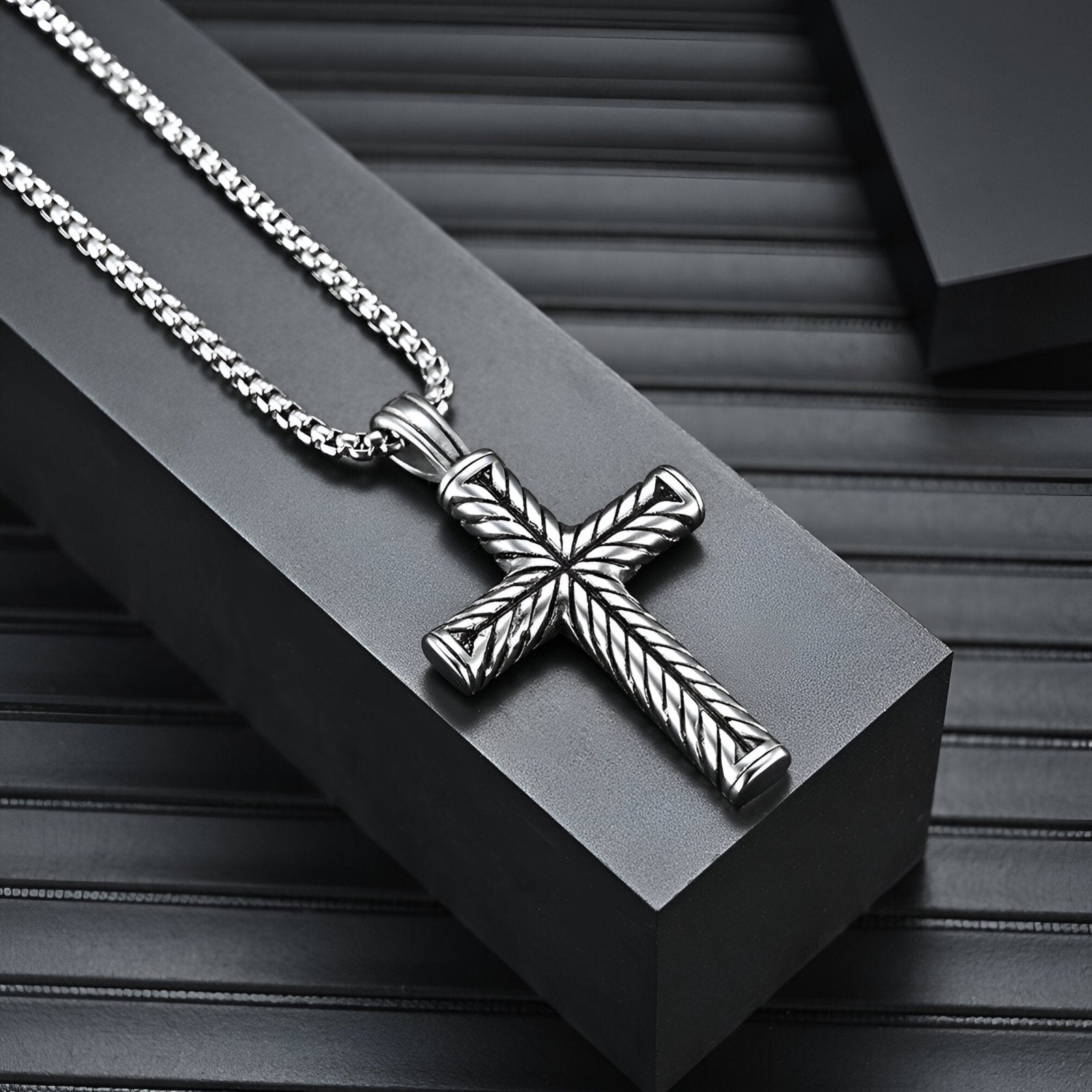Collier pendentif croix sculptée, acier vieilli, modèle Levi