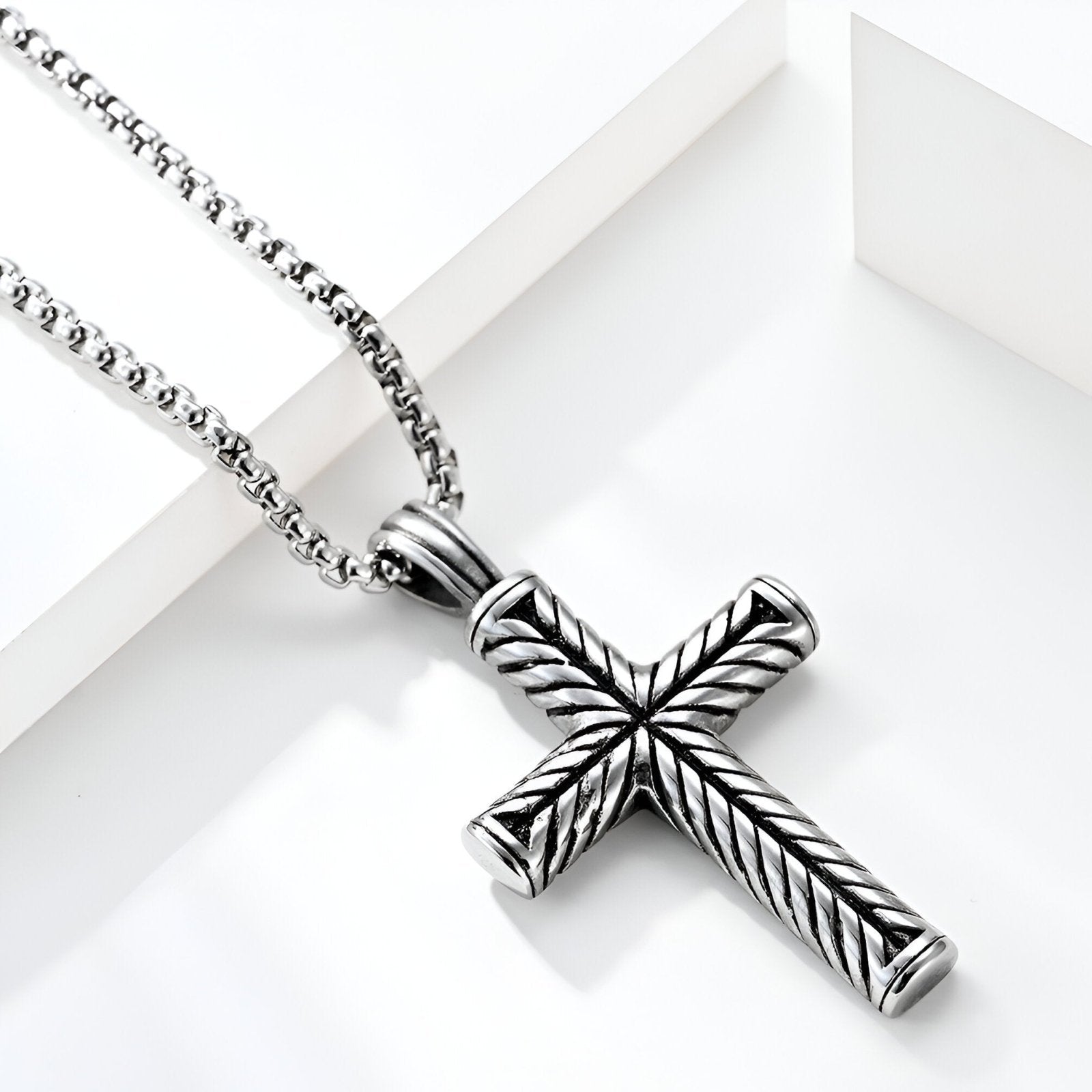 Collier pendentif croix sculptée, acier vieilli, modèle Levi