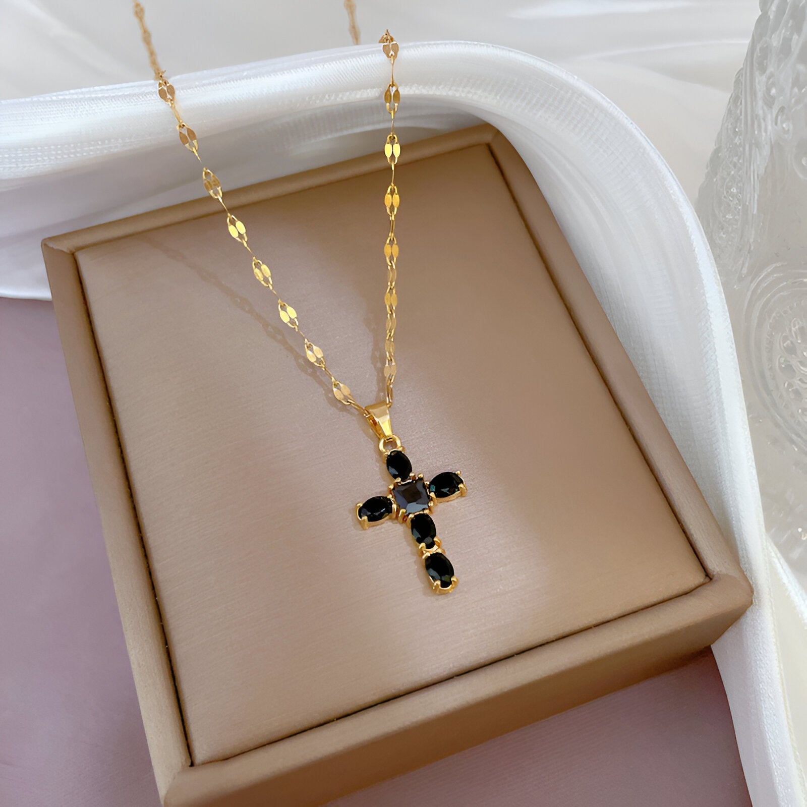 Collier pendentif croix strassée, acier inox doré, 3 coloris au choix, modèle Devana