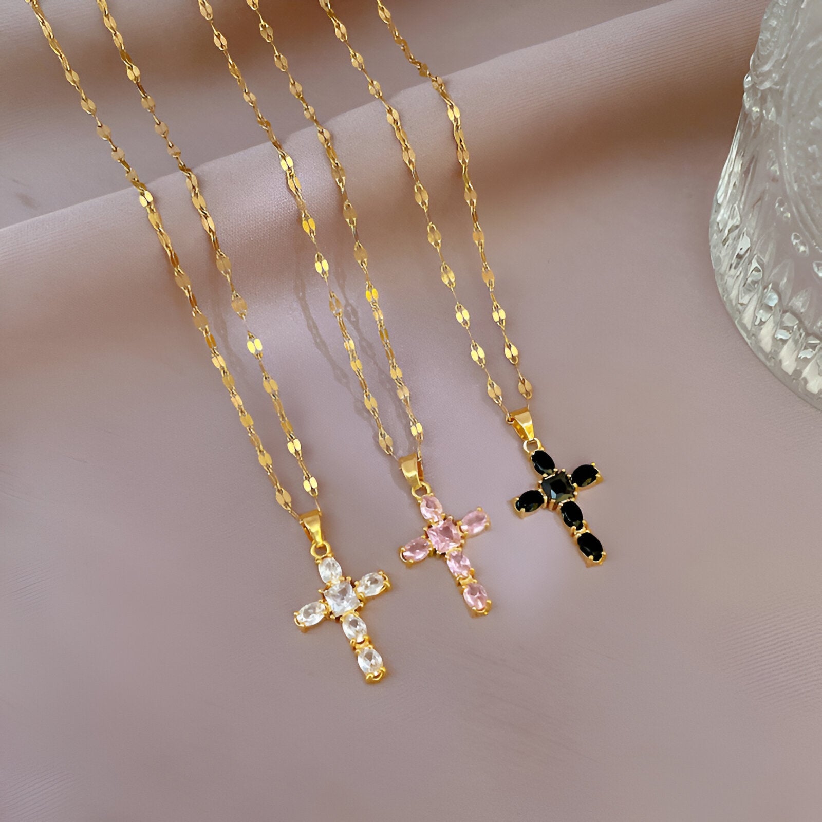 Collier pendentif croix strassée, acier inox doré, 3 coloris au choix, modèle Devana