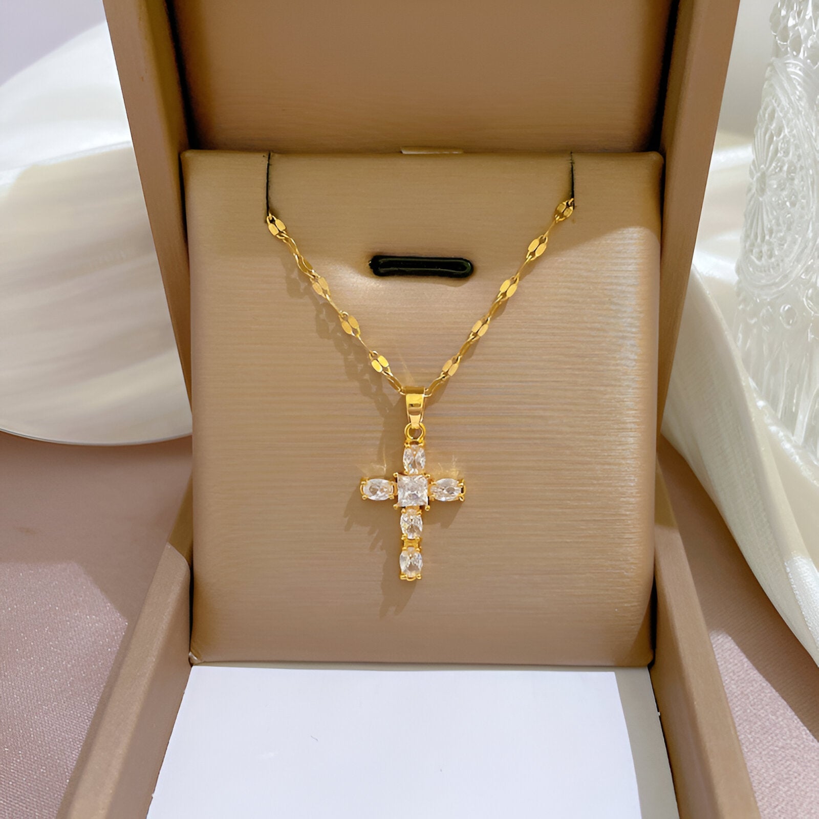 Collier pendentif croix strassée, acier inox doré, 3 coloris au choix, modèle Devana