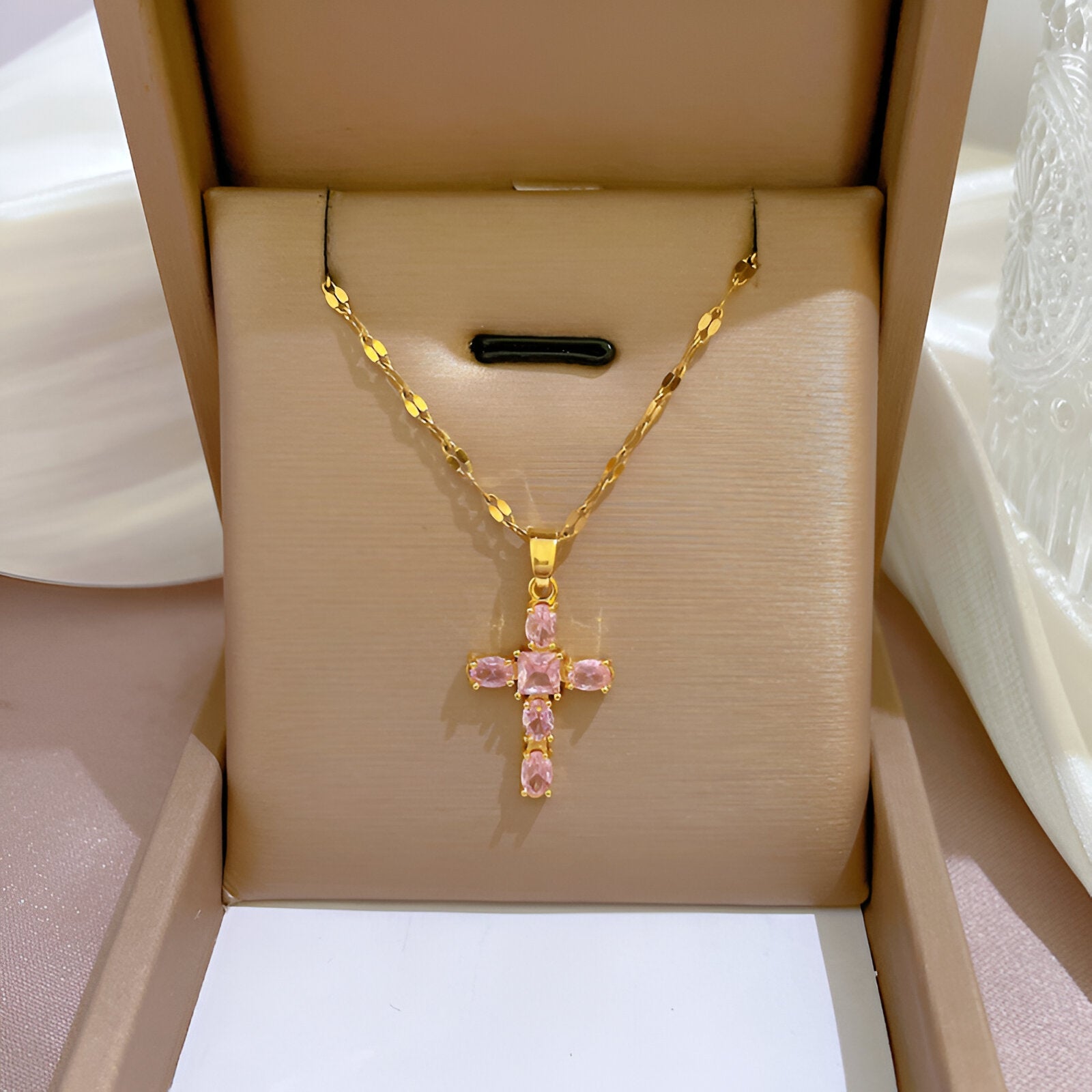 Collier pendentif croix strassée, acier inox doré, 3 coloris au choix, modèle Devana