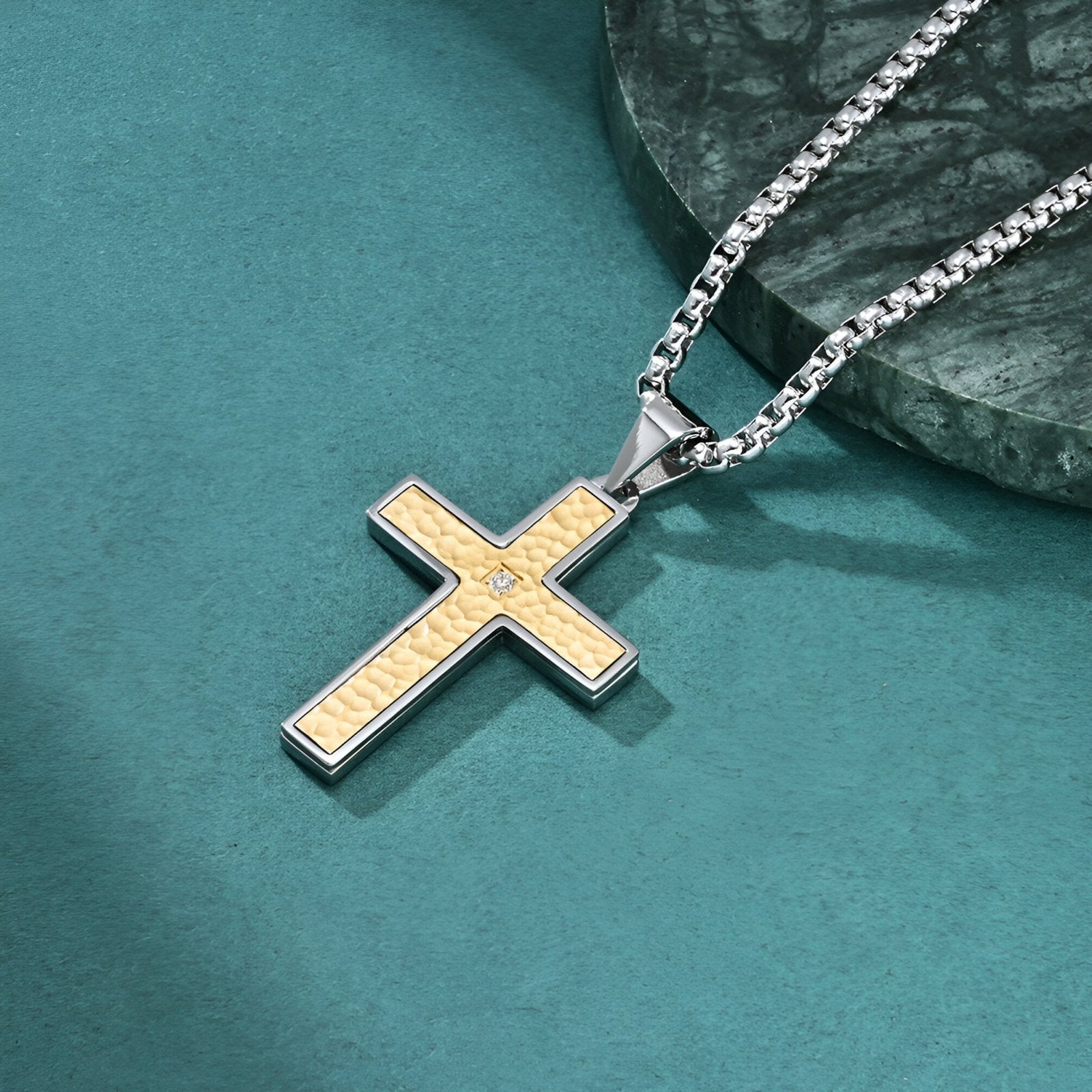 Collier pendentif croix texturée pour homme, acier inoxydable 316L, finition martelée et zircon, modèle Jules