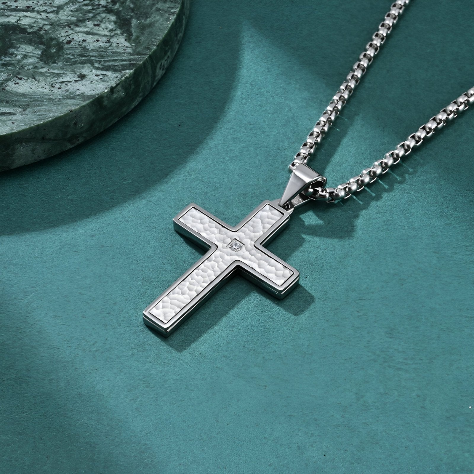 Collier pendentif croix texturée pour homme, acier inoxydable 316L, finition martelée et zircon, modèle Jules