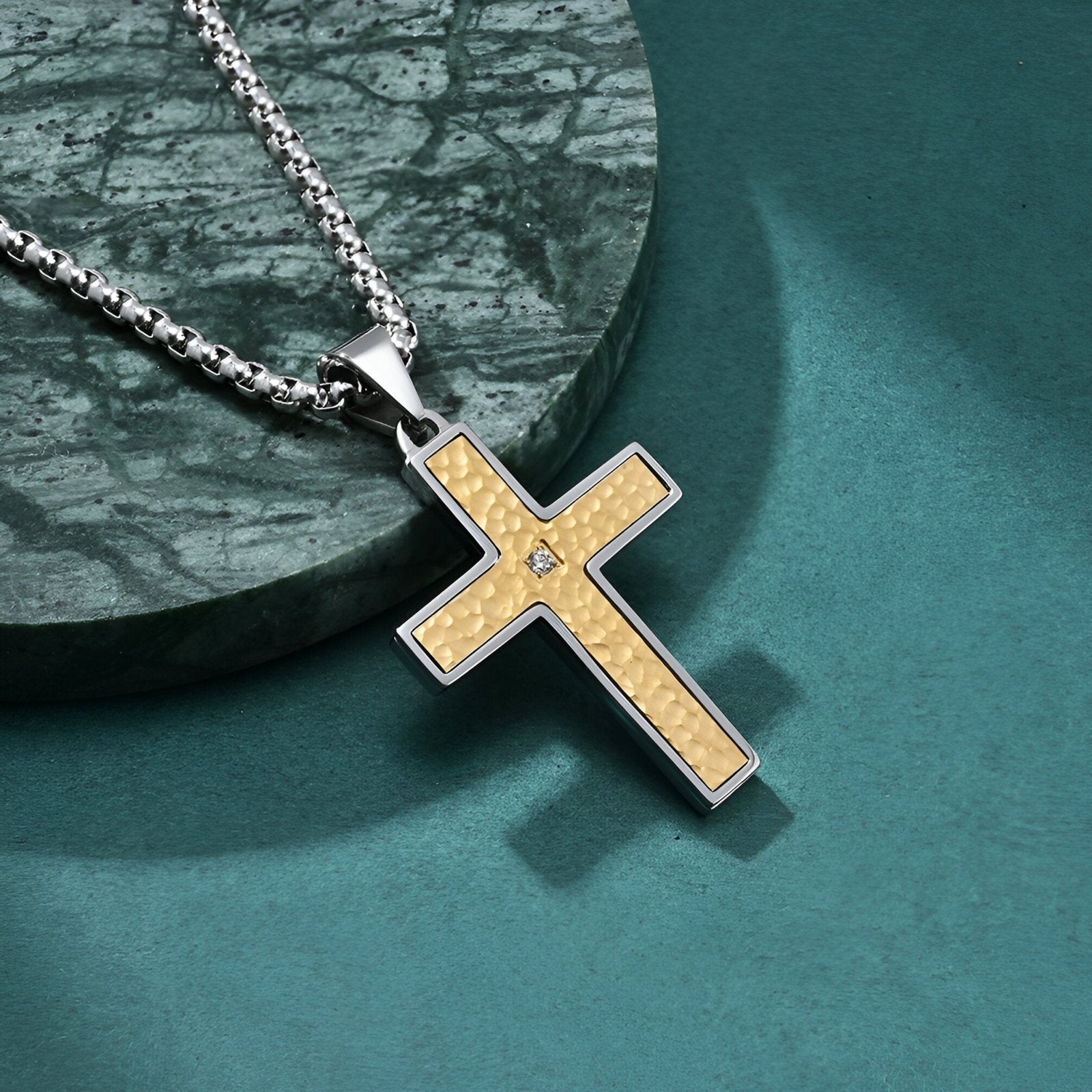 Collier pendentif croix texturée pour homme, acier inoxydable 316L, finition martelée et zircon, modèle Jules