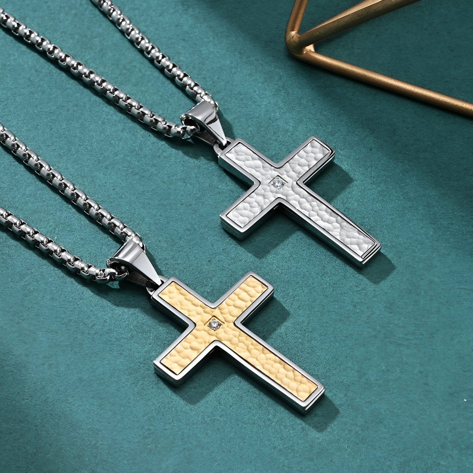 Collier pendentif croix texturée pour homme, acier inoxydable 316L, finition martelée et zircon, modèle Jules
