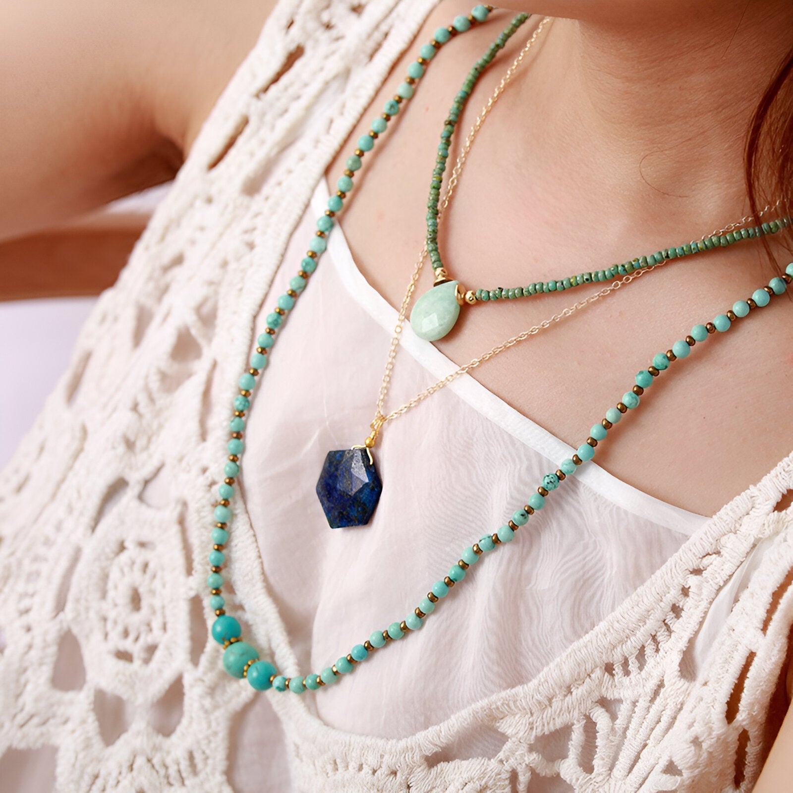Collier pendentif en pierre naturelle hexagonale, chaîne dorée fine, style bohème chic pour femme, modèle Saphira