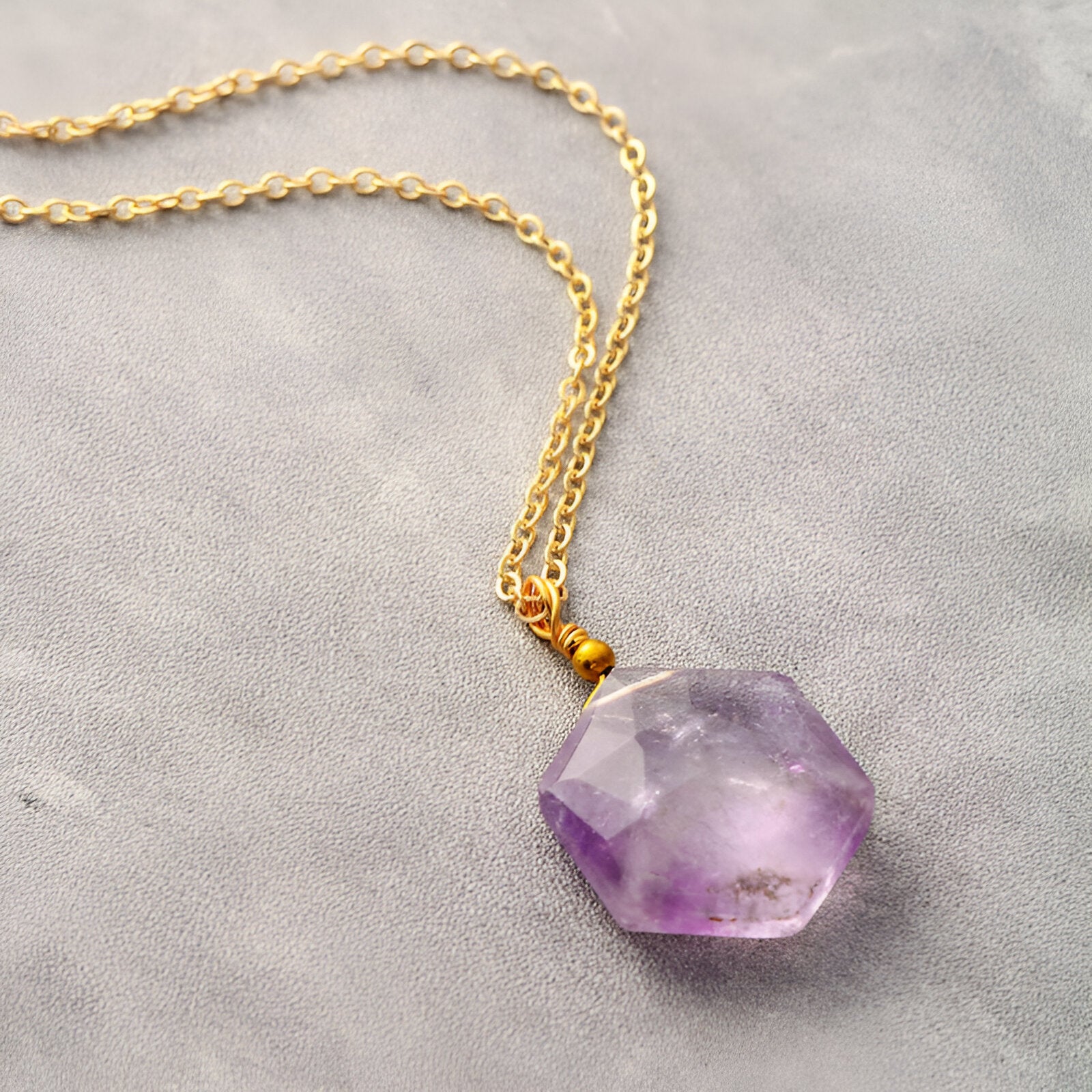 Collier pendentif en pierre naturelle hexagonale, chaîne dorée fine, style bohème chic pour femme, modèle Saphira