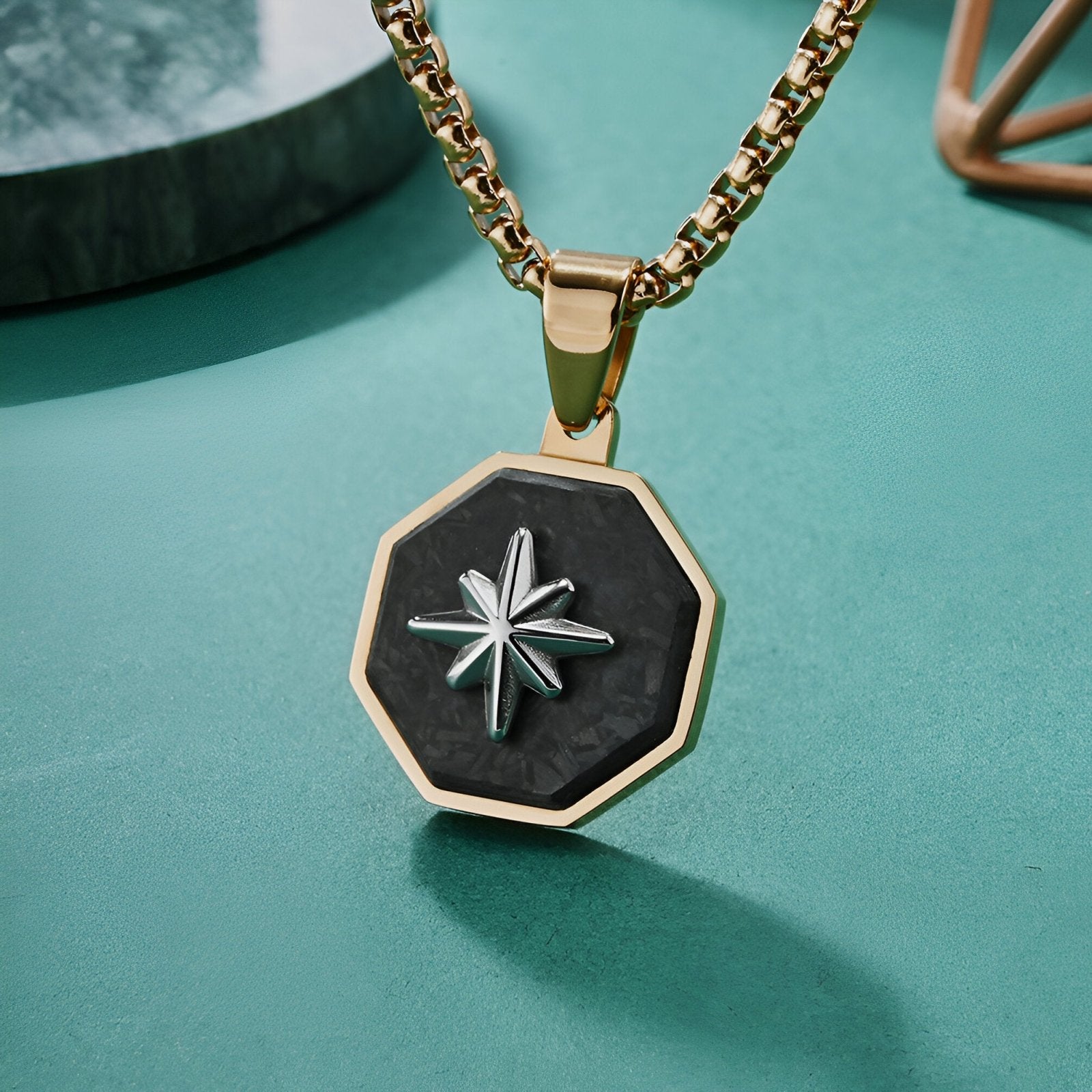 Collier pendentif homme, motif étoile du nord, insert en carbone forgé, acier inoxydable, modèle Astral