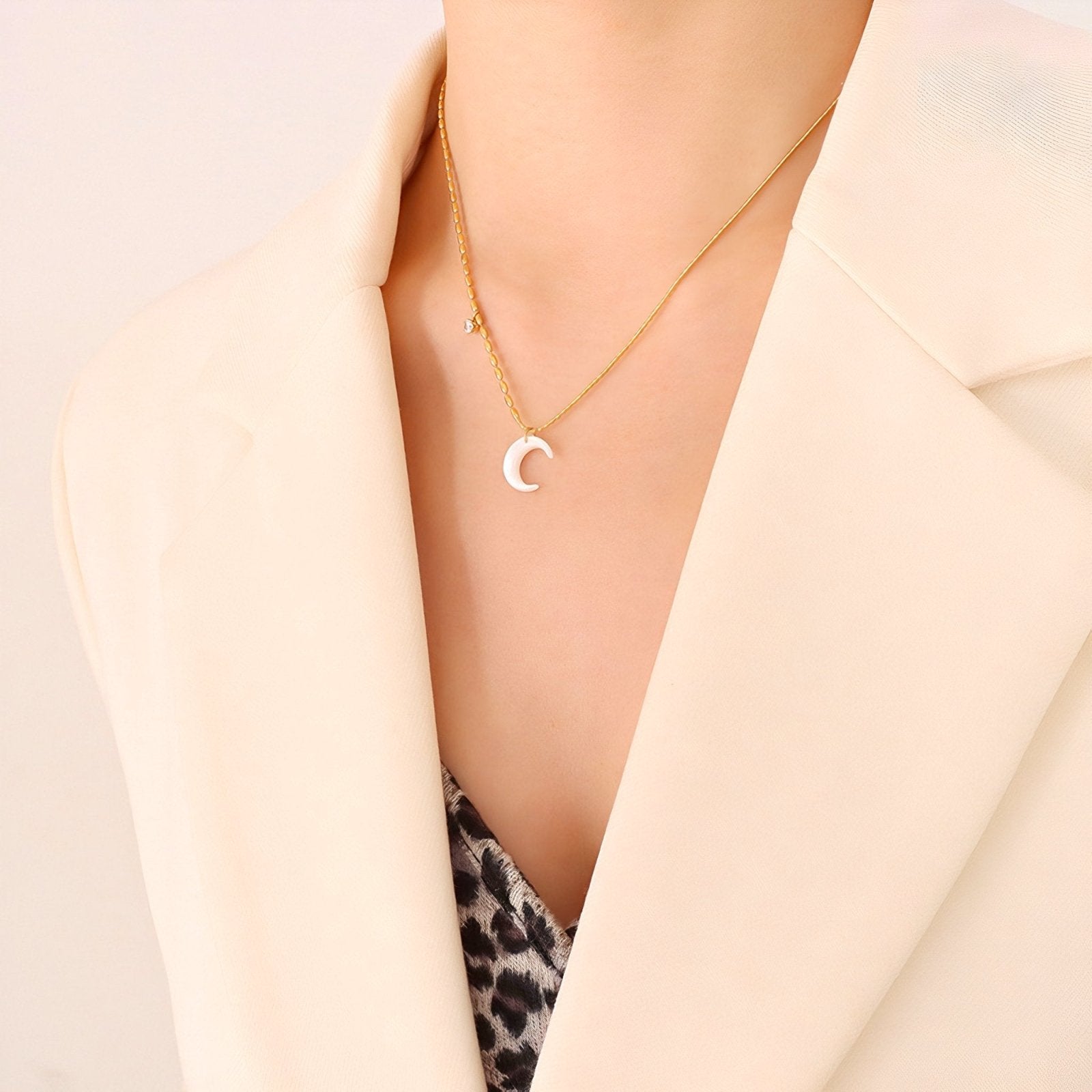 Collier pendentif lune blanche en résine, chaîne à mailles mixtes, pour femme, modèle Kensley