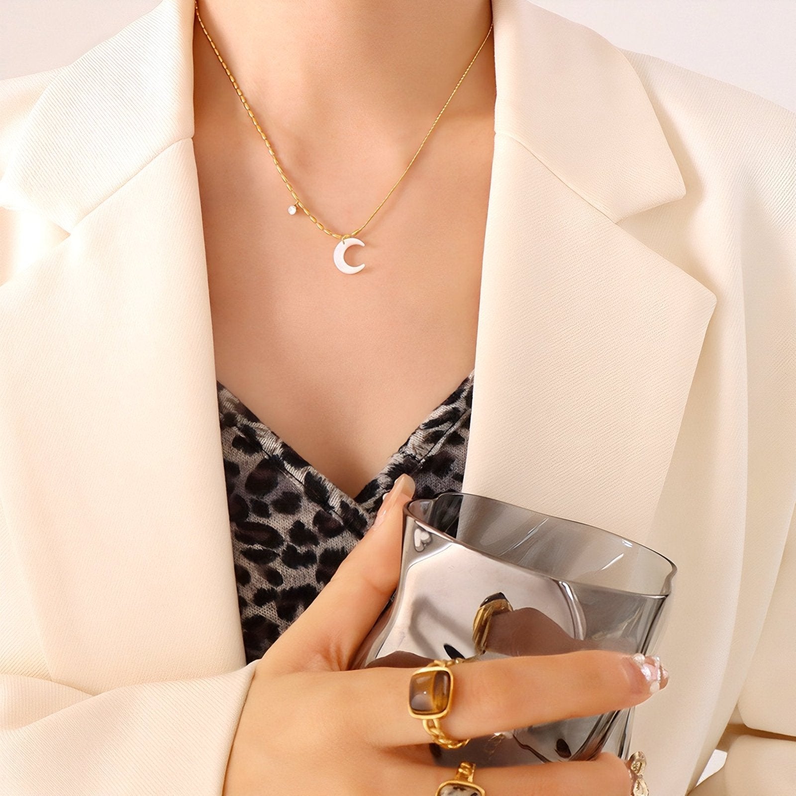 Collier pendentif lune blanche en résine, chaîne à mailles mixtes, pour femme, modèle Kensley