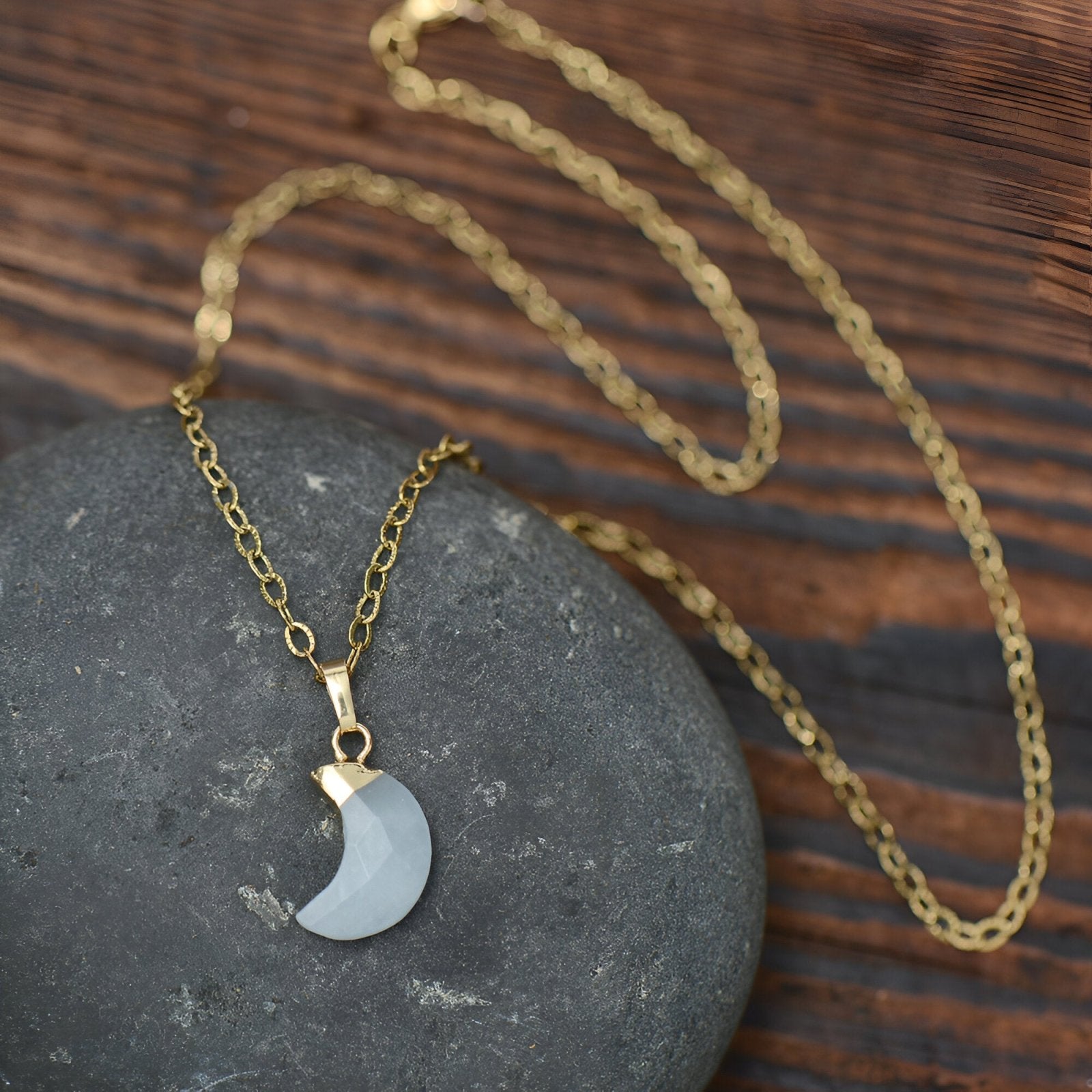 Collier pendentif lune en pierre naturelle, chaîne dorée, style bohème pour femme, modèle Selena