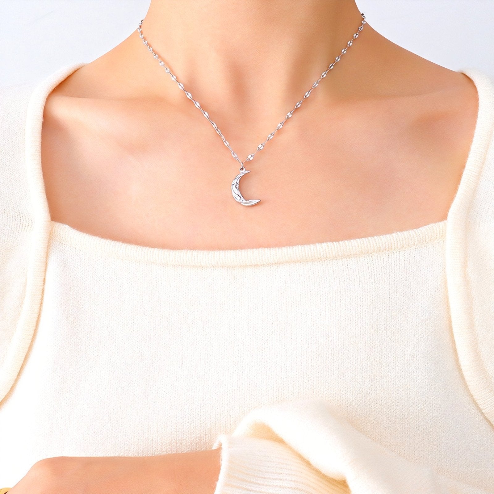 Collier pendentif lune martelée en acier inoxydable doré, chaîne miroir, modèle Izabella