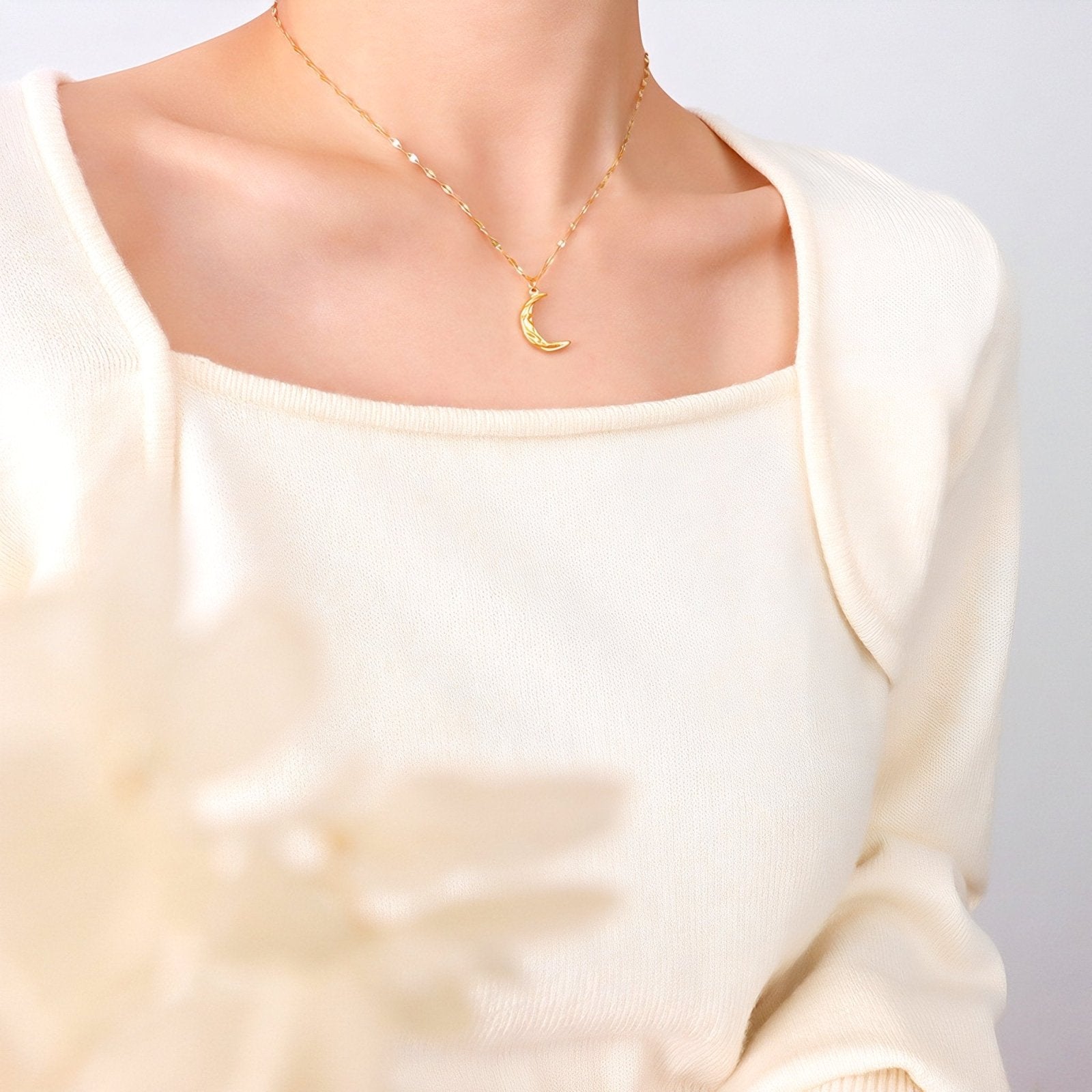 Collier pendentif lune martelée en acier inoxydable doré, chaîne miroir, modèle Izabella
