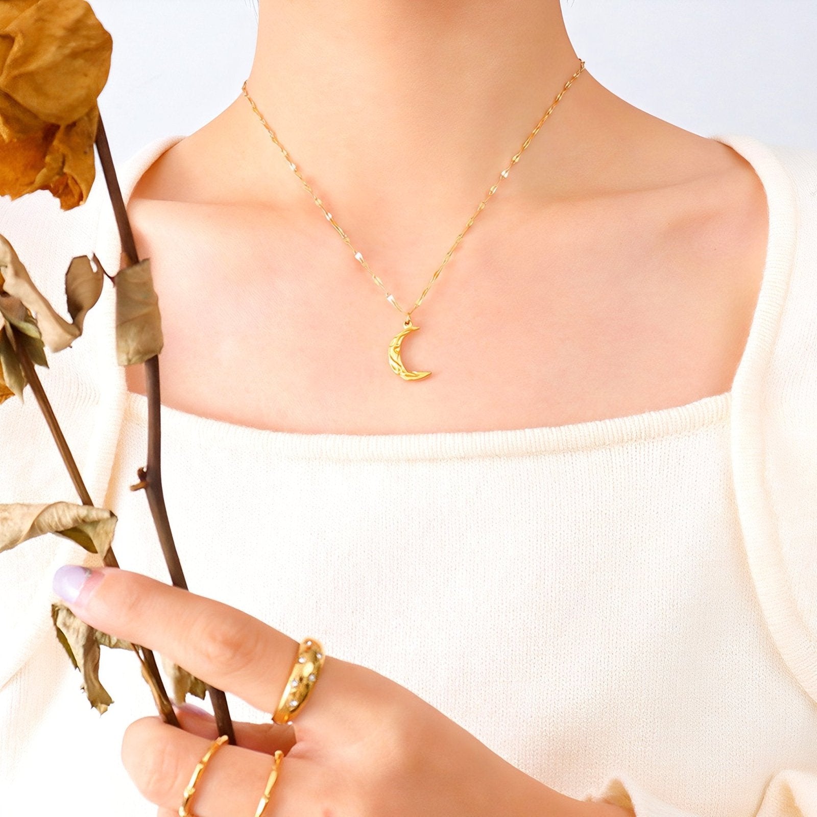 Collier pendentif lune martelée en acier inoxydable doré, chaîne miroir, modèle Izabella
