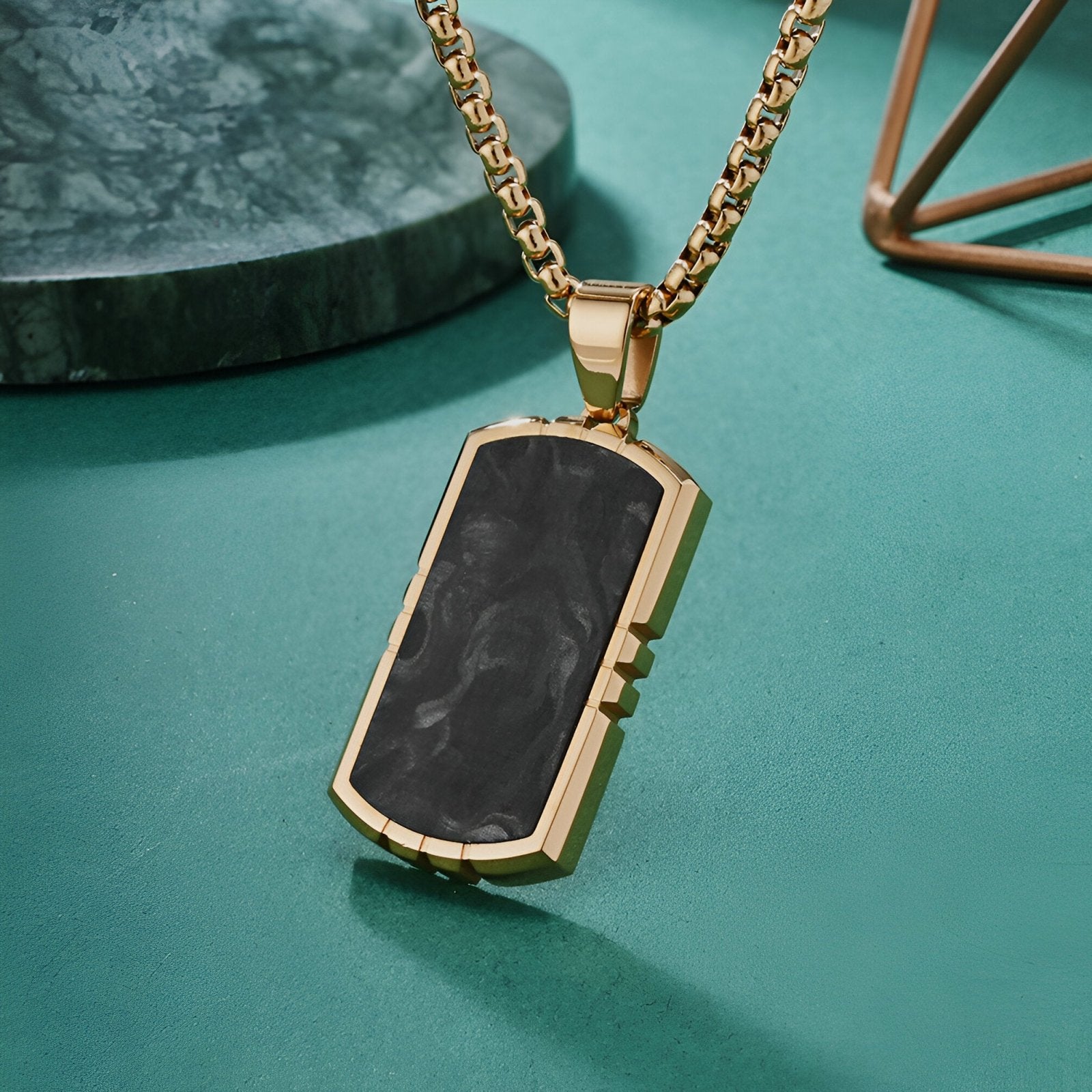 Collier pendentif marbré noir en résine texturée et acier inoxydable, modèle Briggs