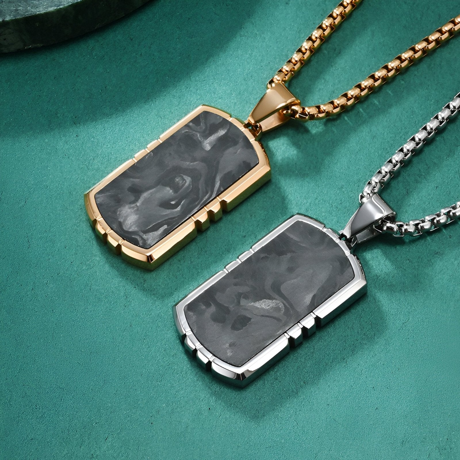 Collier pendentif marbré noir en résine texturée et acier inoxydable, modèle Briggs