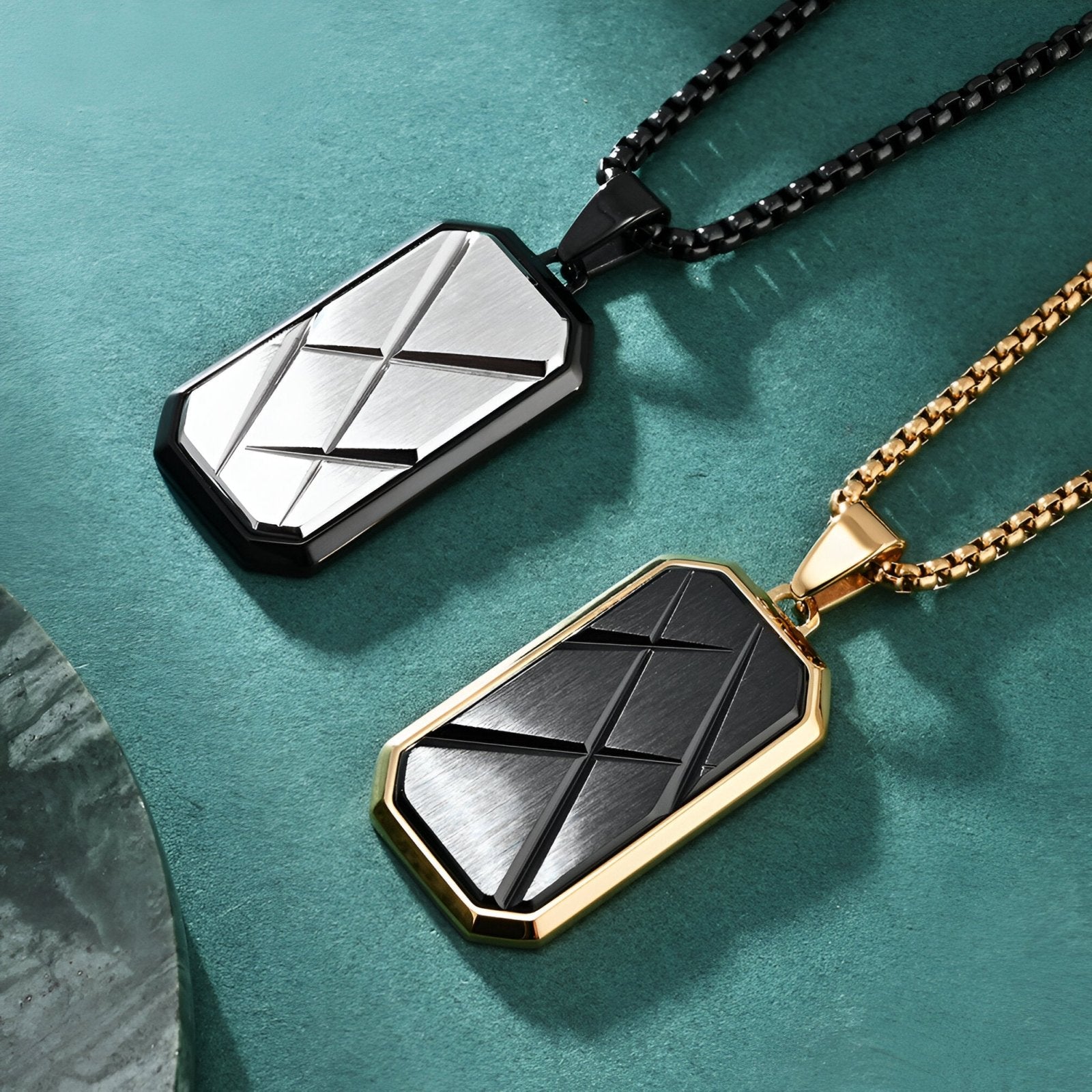 Collier pendentif militaire contemporain et tendance, design géométrique, pour homme, modèle Stryker