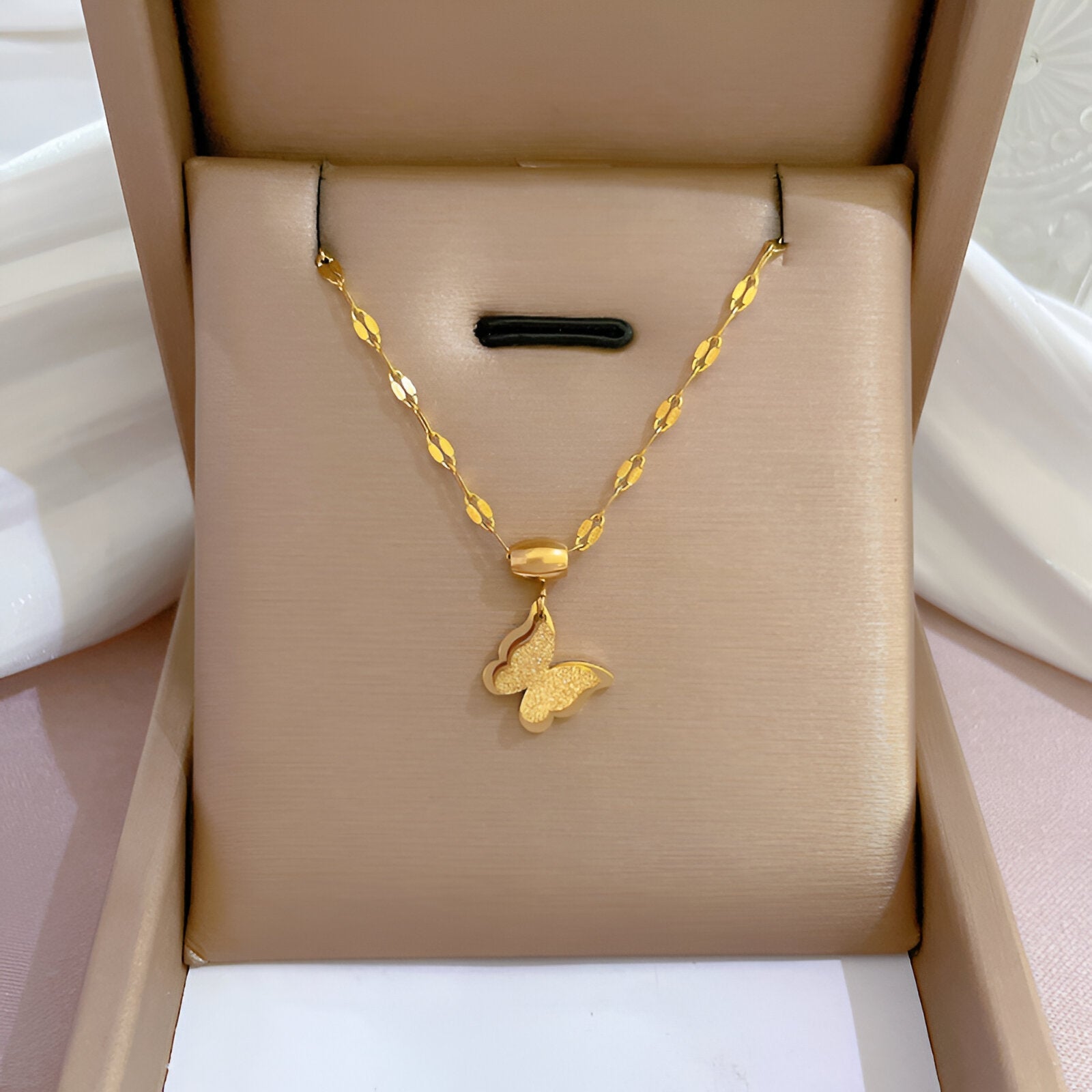 Collier pendentif papillon, acier titane, finition satinée brillante, modèle Yumi