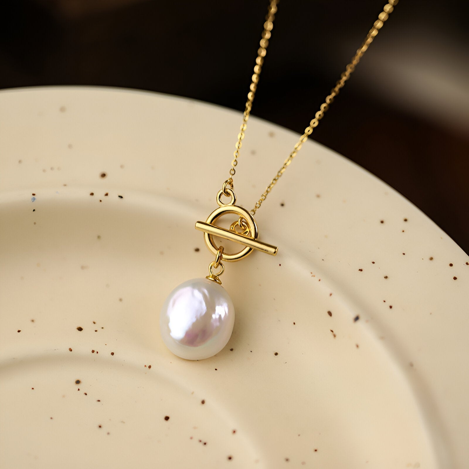 Collier pendentif perle de culture et chaîne en titane plaqué or 18K, style élégant pour femme, modèle Louise