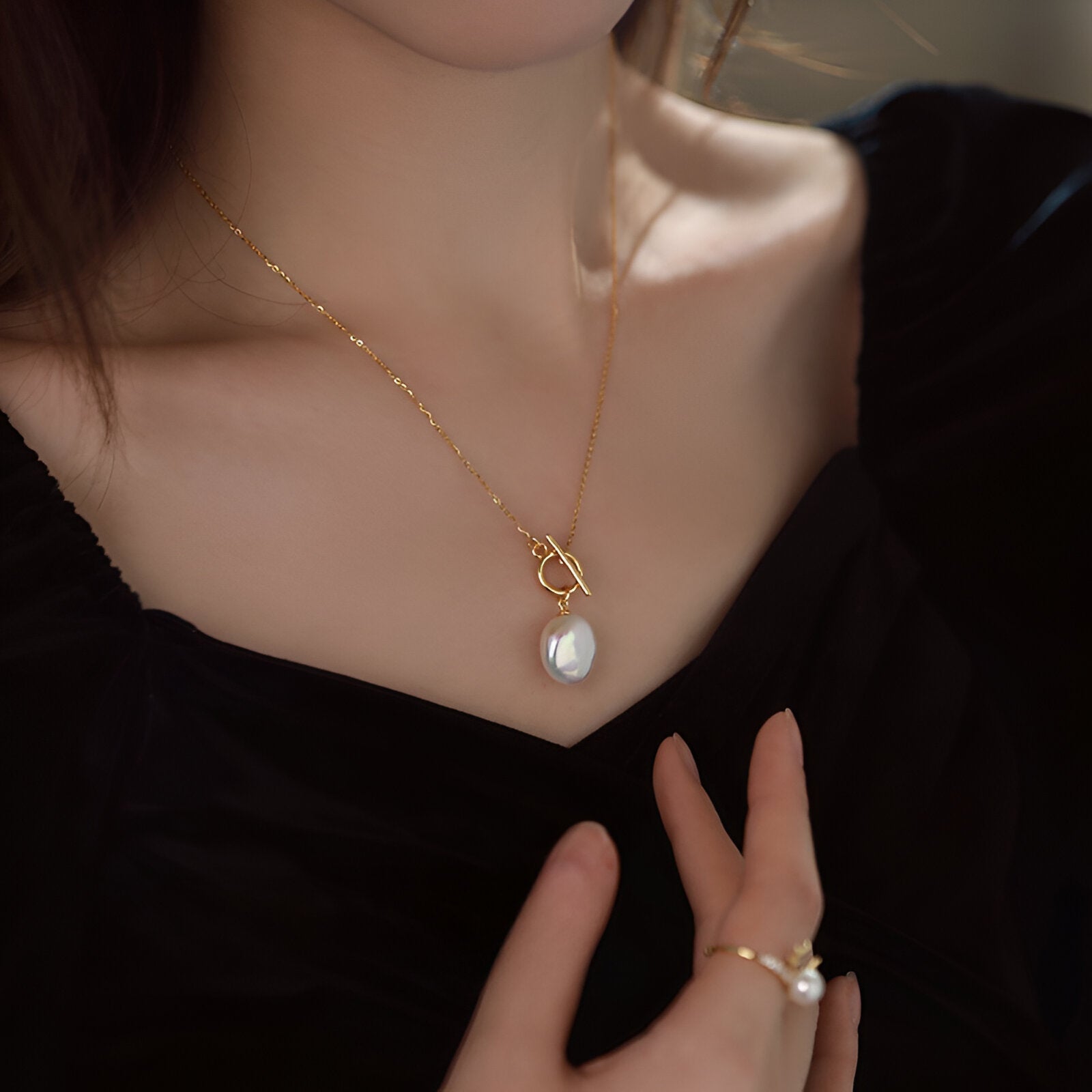 Collier pendentif perle de culture et chaîne en titane plaqué or 18K, style élégant pour femme, modèle Louise