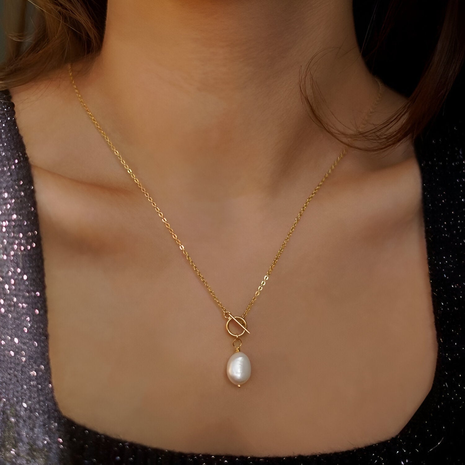 Collier pendentif perle de culture et chaîne en titane plaqué or 18K, style élégant pour femme, modèle Louise
