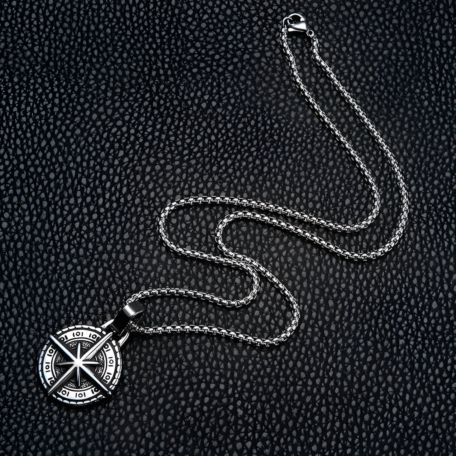 Collier pendentif rose des vents, design gravé en relief, chaîne vénitienne, pour homme, modèle Horizon