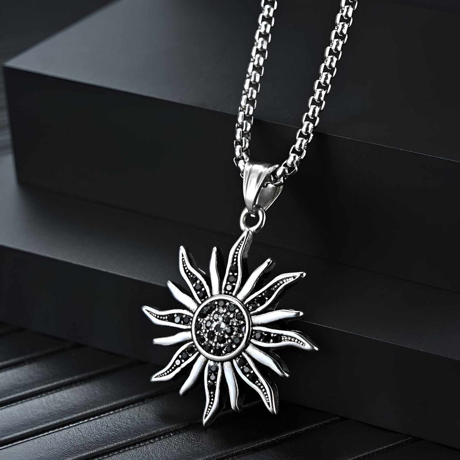 Collier pendentif soleil, acier inoxydable et zircon, modèle Nova