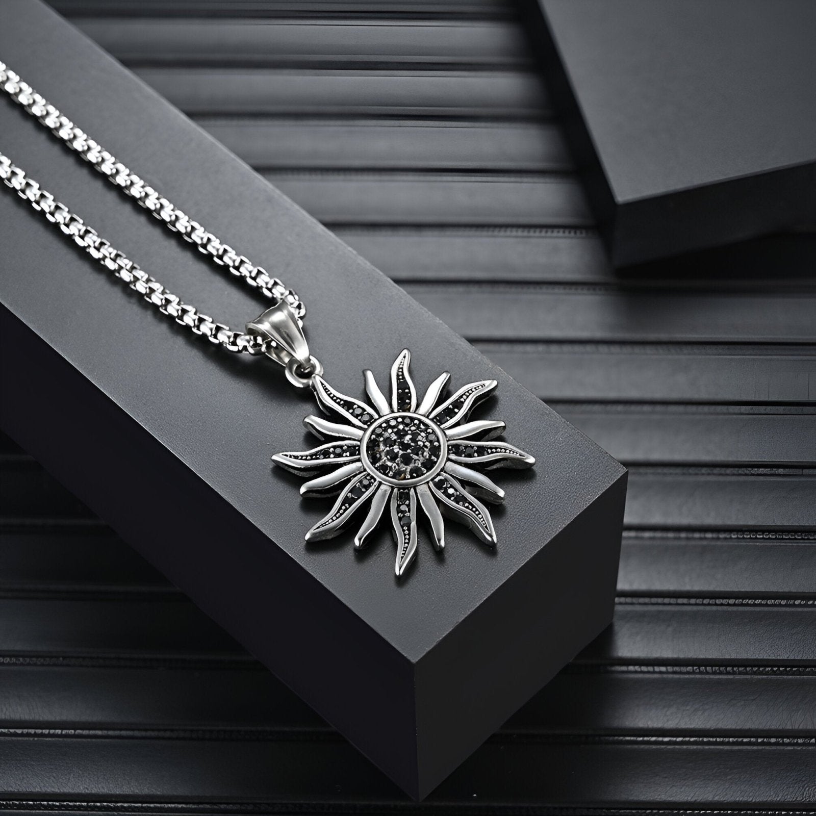 Collier pendentif soleil, acier inoxydable et zircon, modèle Nova