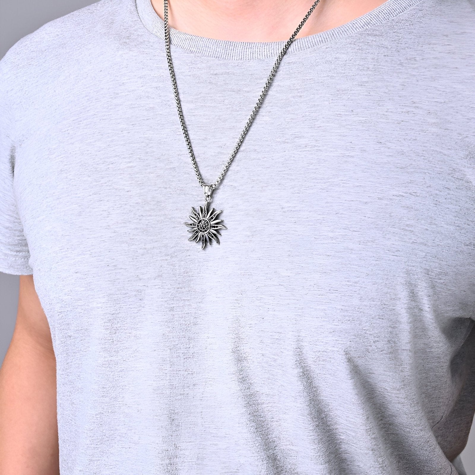 Collier pendentif soleil, acier inoxydable et zircon, modèle Nova