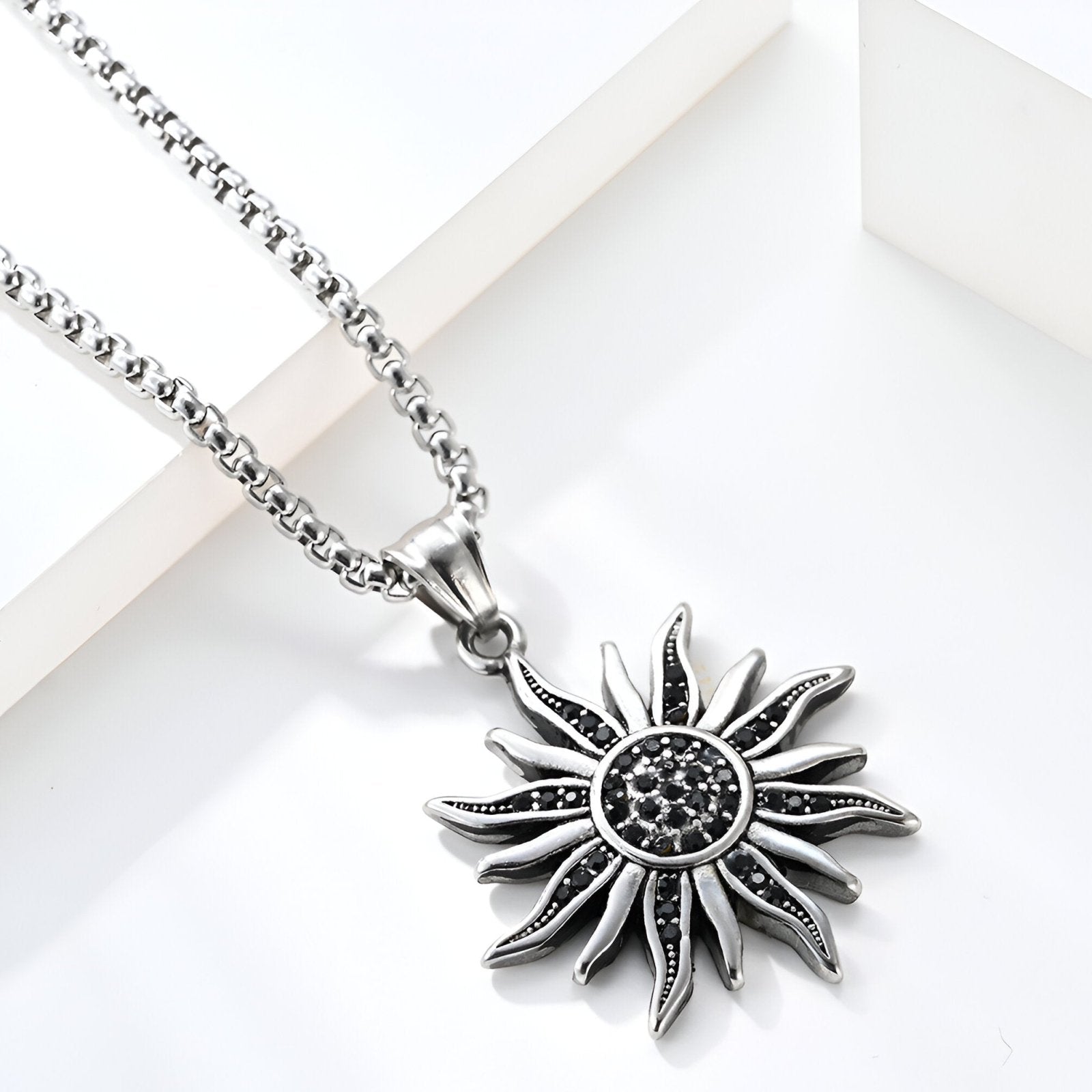 Collier pendentif soleil, acier inoxydable et zircon, modèle Nova